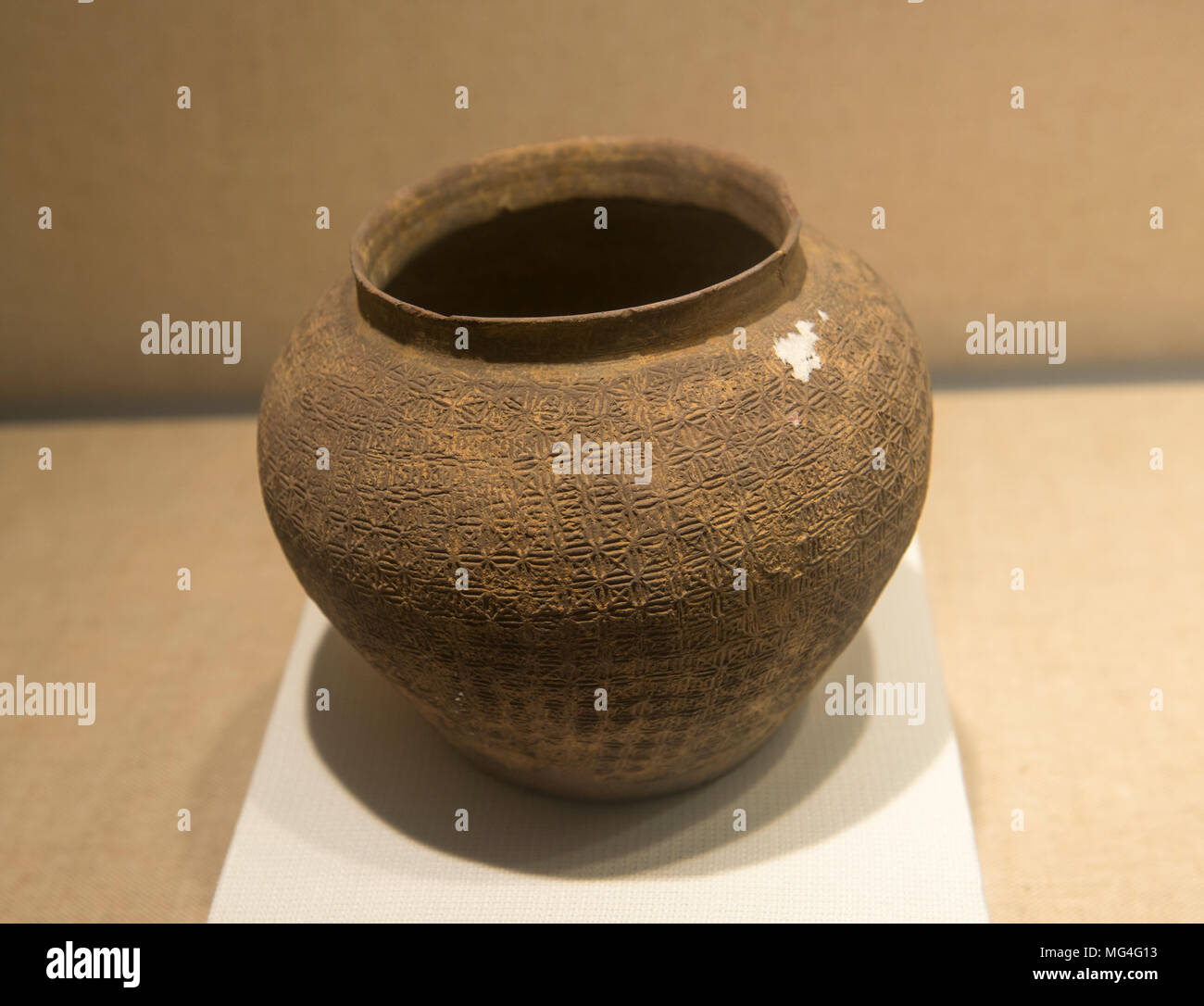 La placcatura hard vaso in ceramica con disegno a griglia nel Zhejiang Museum di Hangzhou, Cina. Est della dinastia Zhou (770BC-221BC) Foto Stock