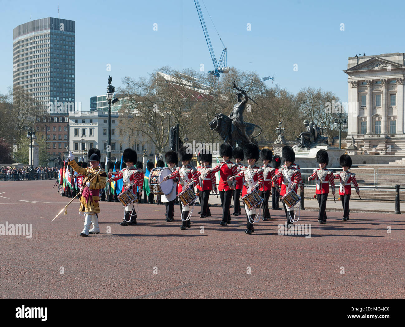 Il 19 aprile 2018. Il centro commerciale di Londra, Regno Unito. Coldstream Guards tamburi sul dazio per l'apertura di CHOGM. Foto Stock