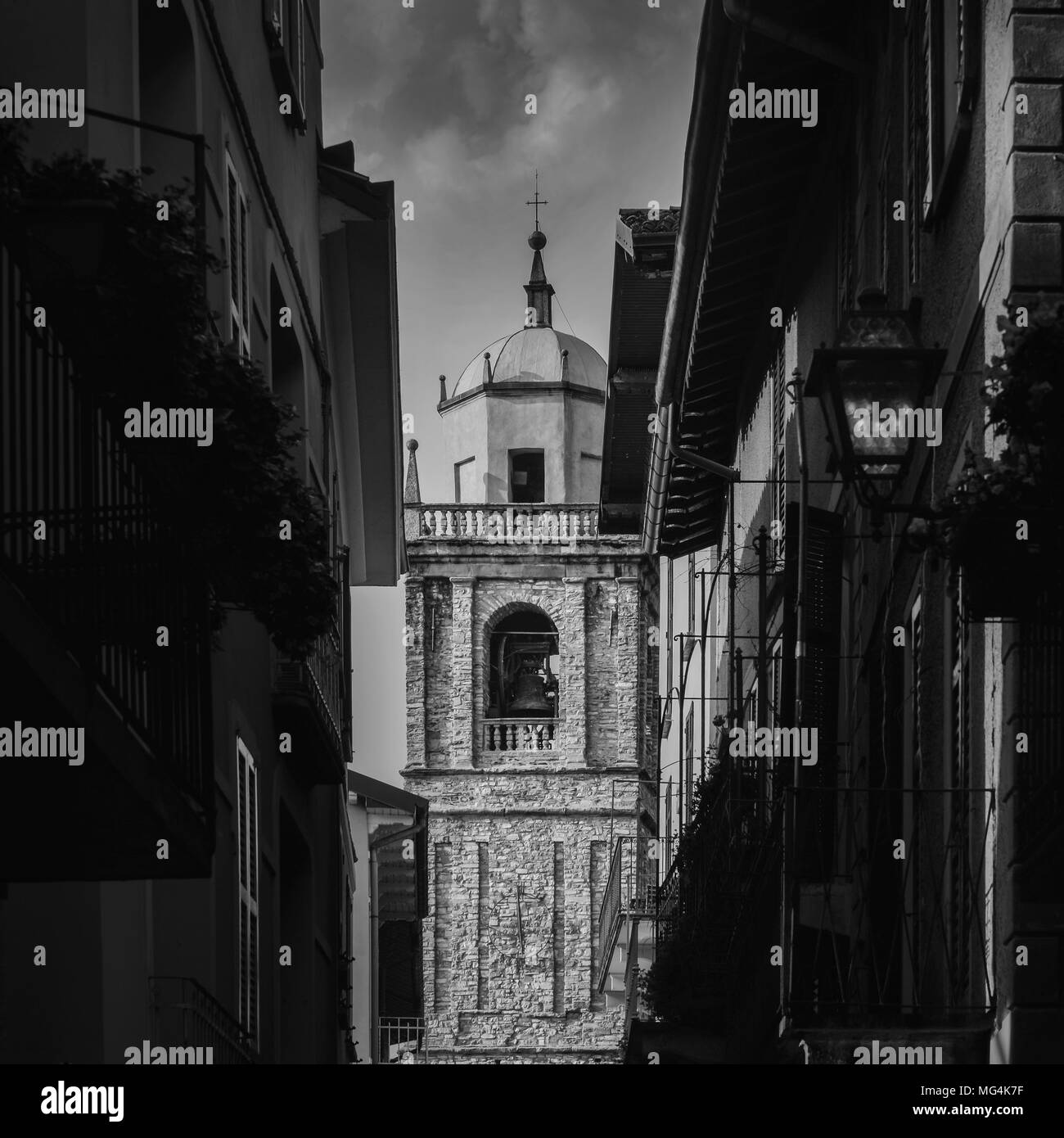 Monocromatico drammatica la chiesa di San Giacomo a Bellagio, Lago di Como, Italia Foto Stock