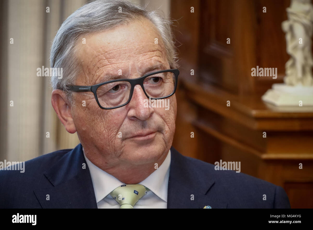 Atene, Grecia 26 Aprile 2018: la Grecia del Primo Ministro Alexis Tsipras incontra il Presidente della Commissione Europea Jean Claude Juncker a Maximos Mansion Foto Stock