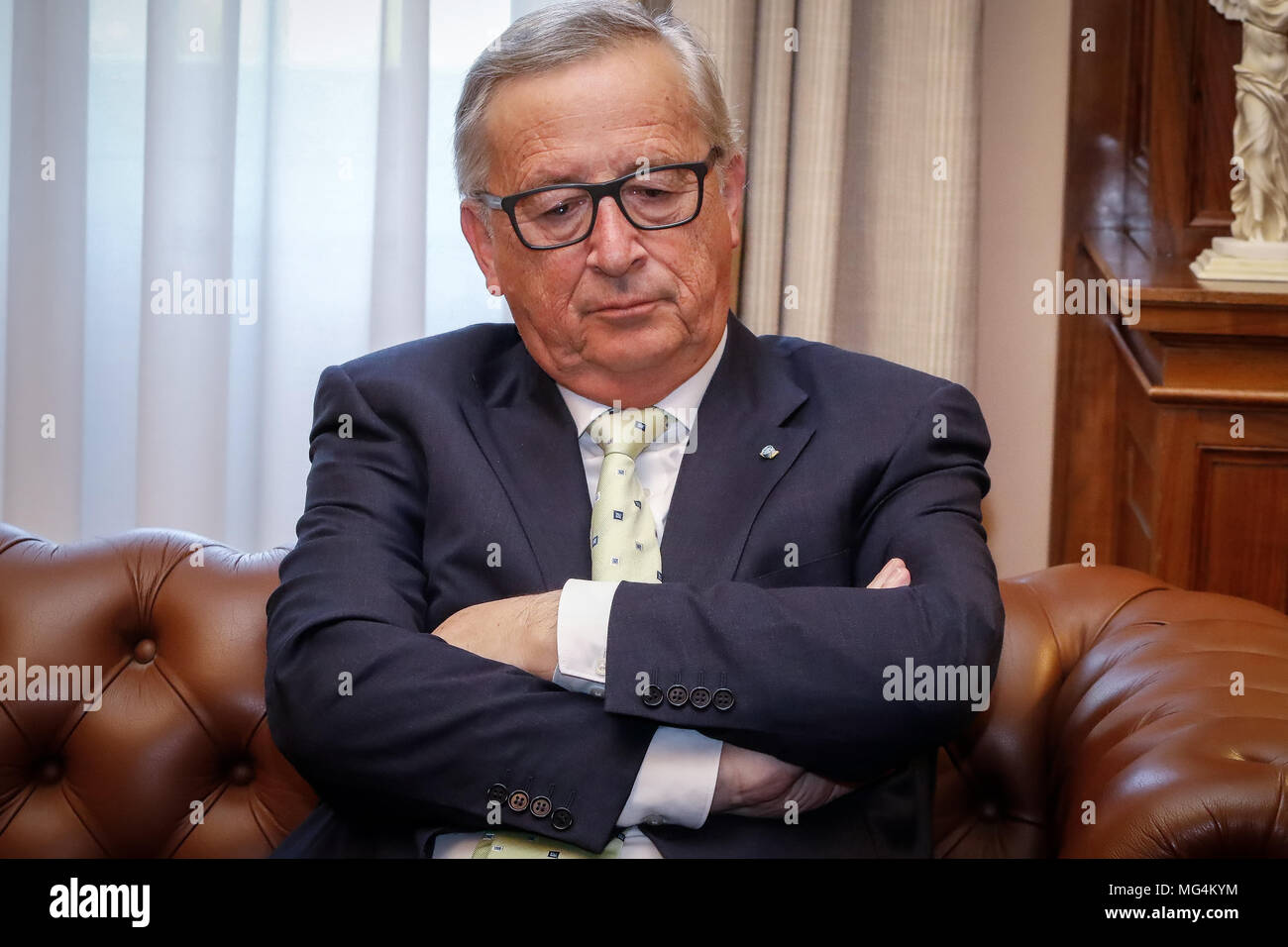 Atene, Grecia 26 Aprile 2018: la Grecia del Primo Ministro Alexis Tsipras incontra il Presidente della Commissione Europea Jean Claude Juncker a Maximos Mansion Foto Stock