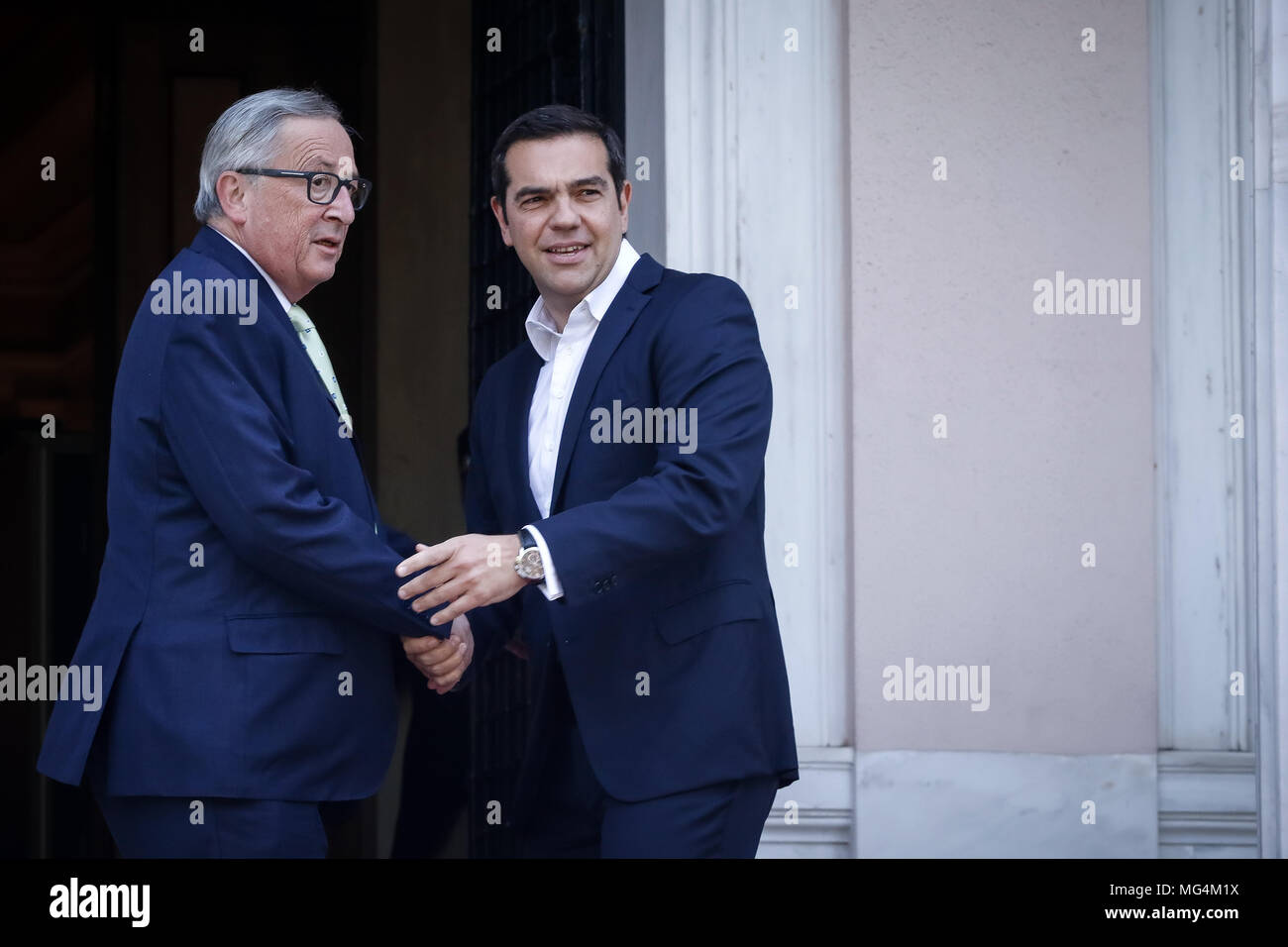 Atene, Grecia Aprile 26,2018:Primo Ministro greco Al. Tsipras (R) accoglie favorevolmente il Presidente della Commissione Europea Jean Claude Juncker ,a Maximos Mansion. Junc Foto Stock
