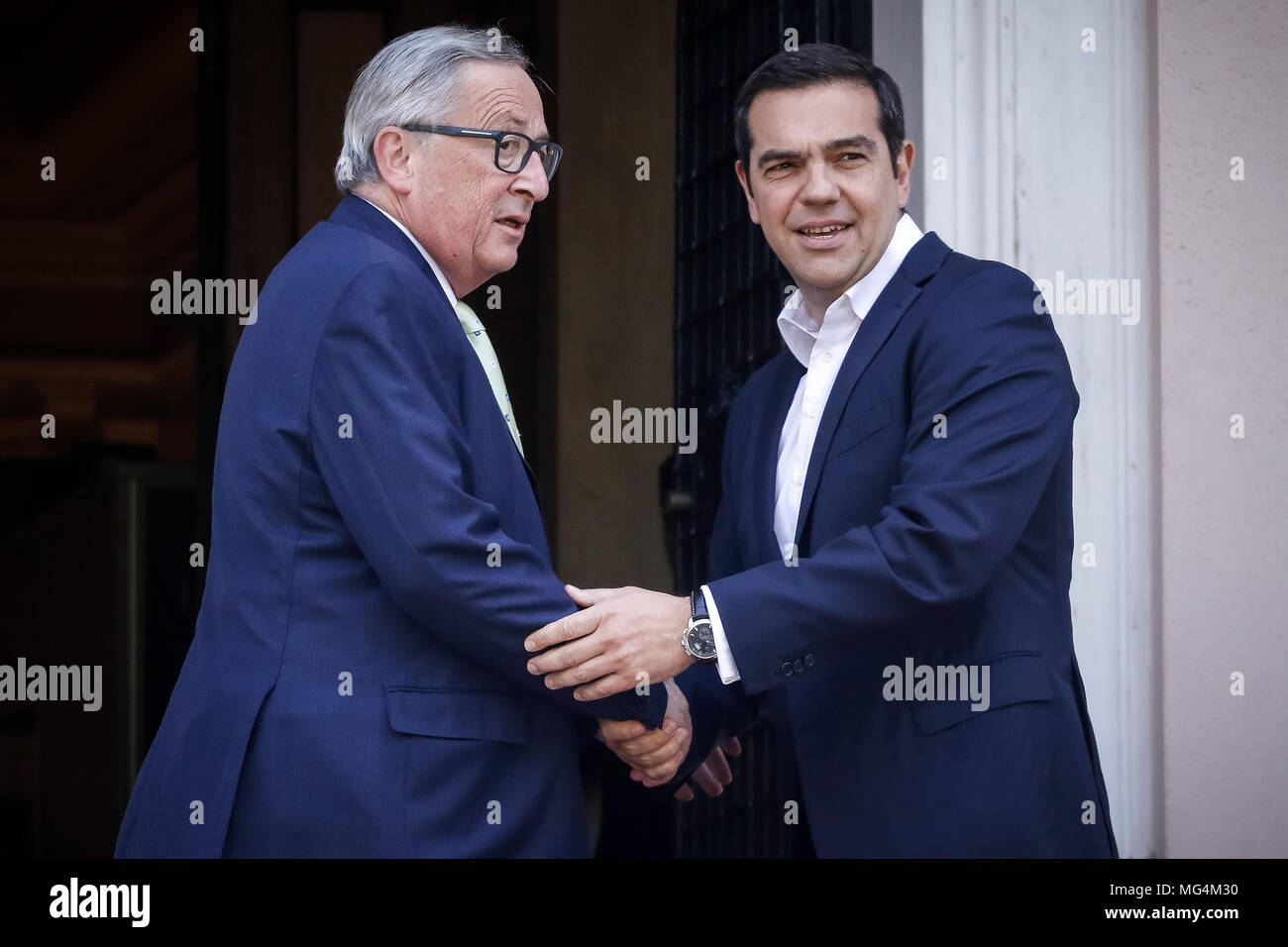 Atene, Grecia Aprile 26,2018:Primo Ministro greco Al. Tsipras (R) accoglie favorevolmente il Presidente della Commissione Europea Jean Claude Juncker ,a Maximos Mansion. Junc Foto Stock