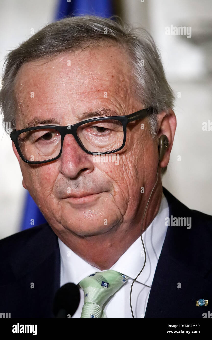 Atene, Grecia 26 Aprile 2018: il Presidente della Commissione Europea Jean Claude Juncker dà una conferenza stampa congiunta con il Primo Ministro greco Al. Tsipr Foto Stock