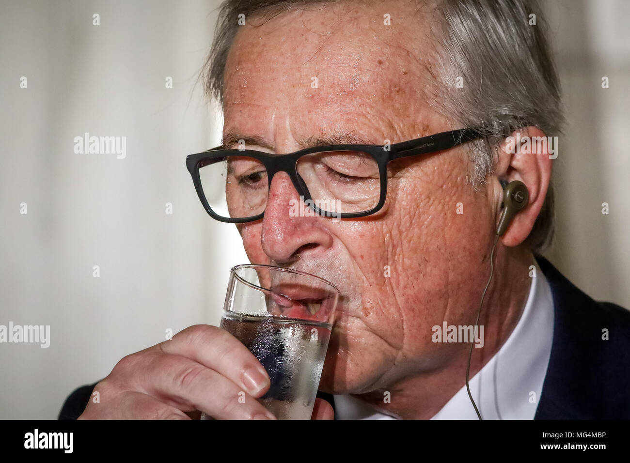 Atene, Grecia 26 Aprile 2018: il Presidente della Commissione Europea Jean Claude Juncker dà una conferenza stampa congiunta con il Primo Ministro greco Al. Tsipr Foto Stock