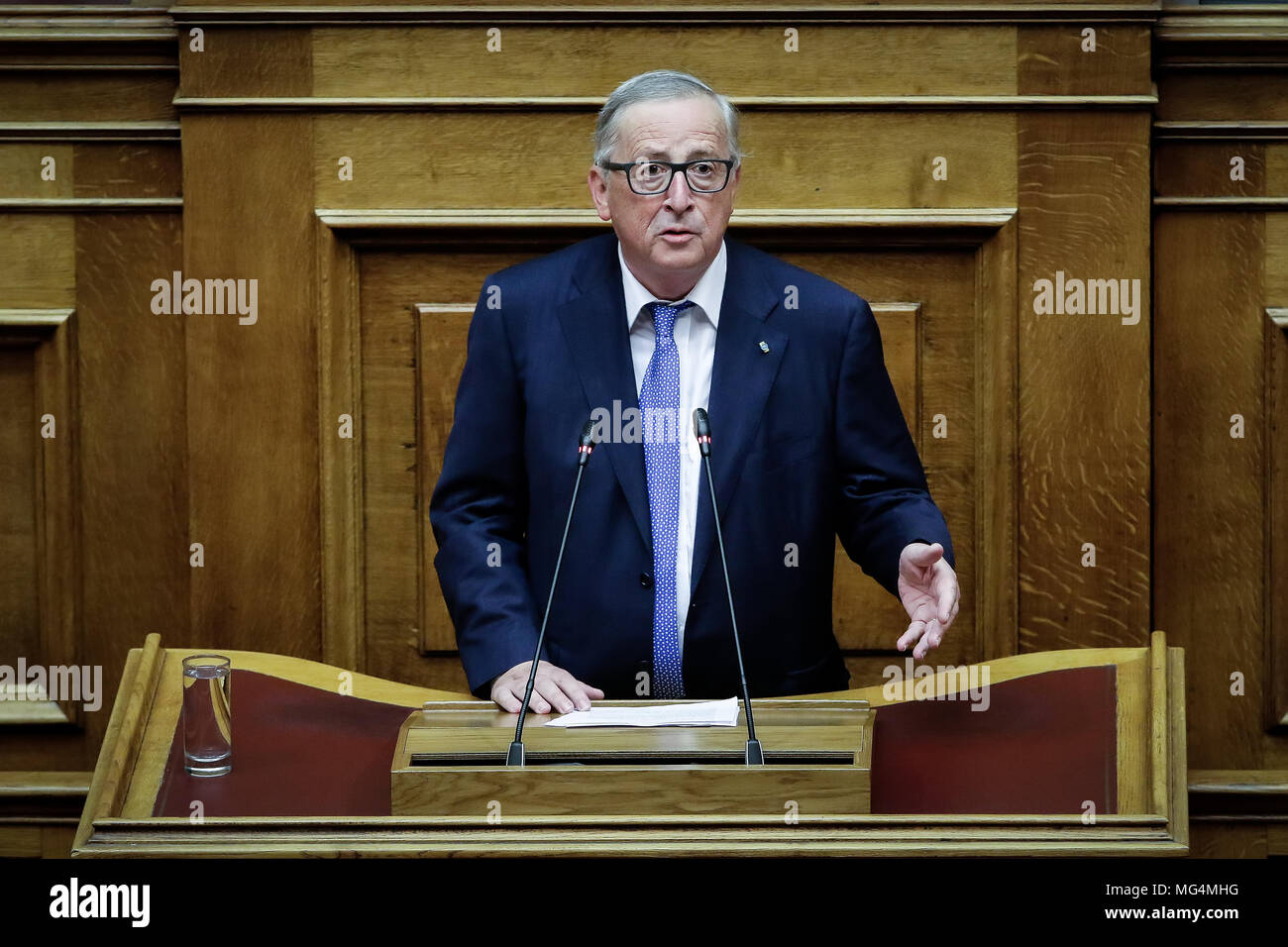 Atene, Grecia 26 Aprile 2018: il Presidente della Commissione Europea Jean Claude Juncker fa un discorso al parlamento greco ad Atene. Juncker è in Foto Stock