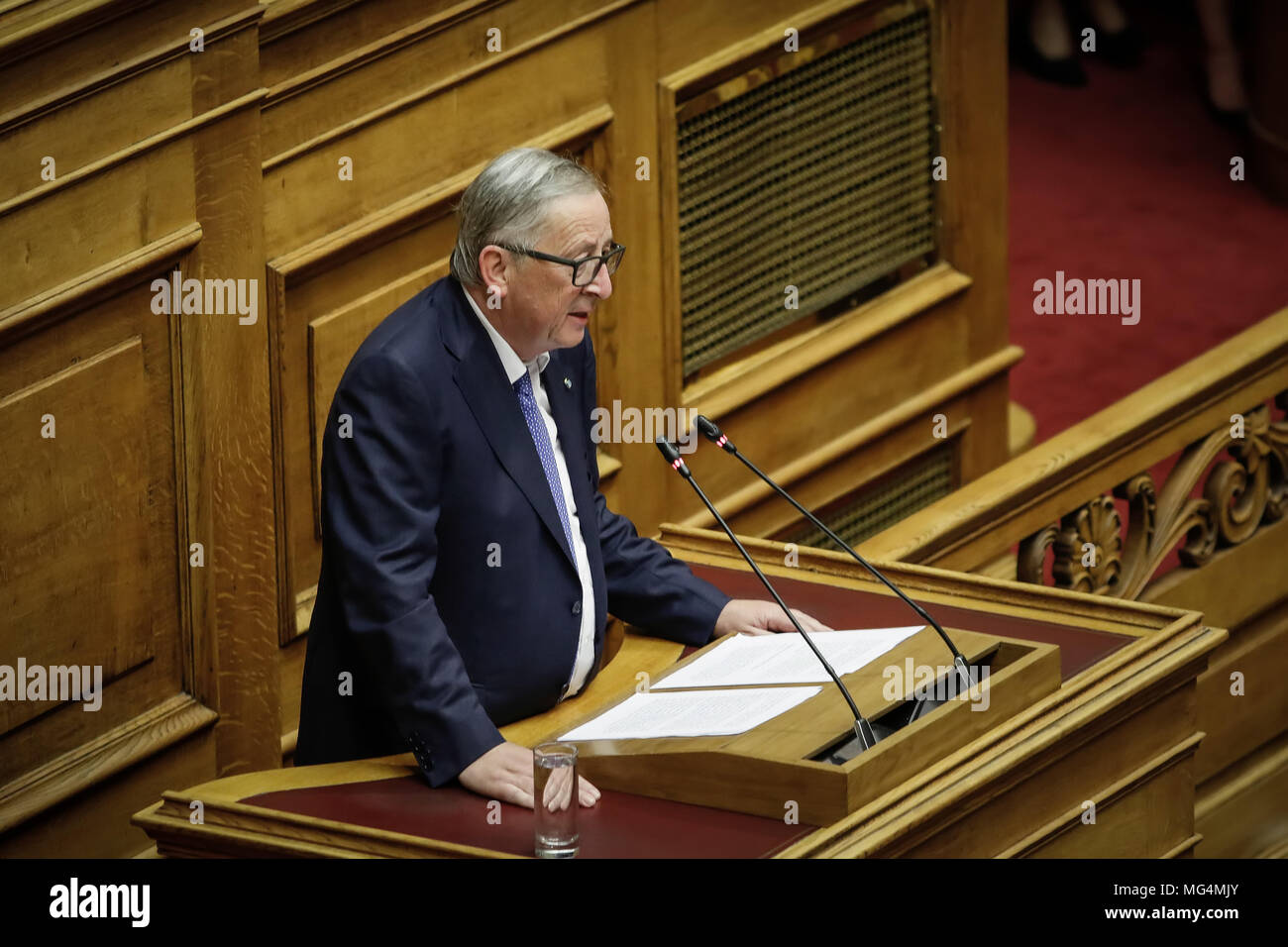 Atene, Grecia 26 Aprile 2018: il Presidente della Commissione Europea Jean Claude Juncker fa un discorso al parlamento greco ad Atene. Juncker è in Foto Stock