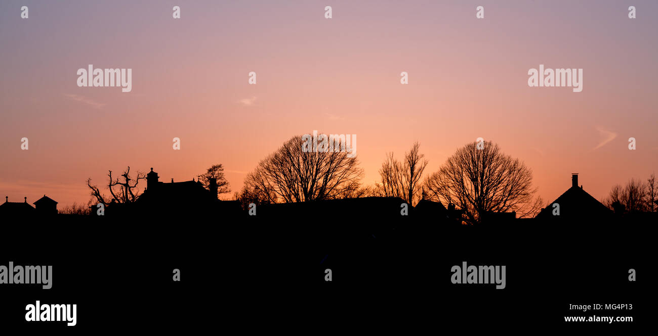 Stagliano village skyline al tramonto vicino a Zaanse Schans nei Paesi Bassi Foto scattata il 16 aprile 2018 Foto Stock