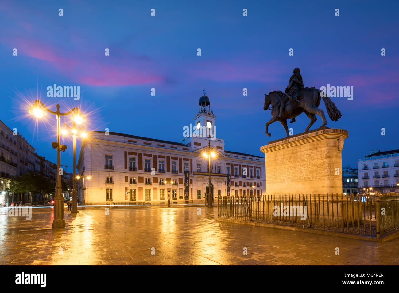Madrid cityscape di notte. Paesaggio di piazza Puerta del Sol Km 0. Edificio storico in piazza Puerta del Sol area a Madrid, Spagna. Foto Stock