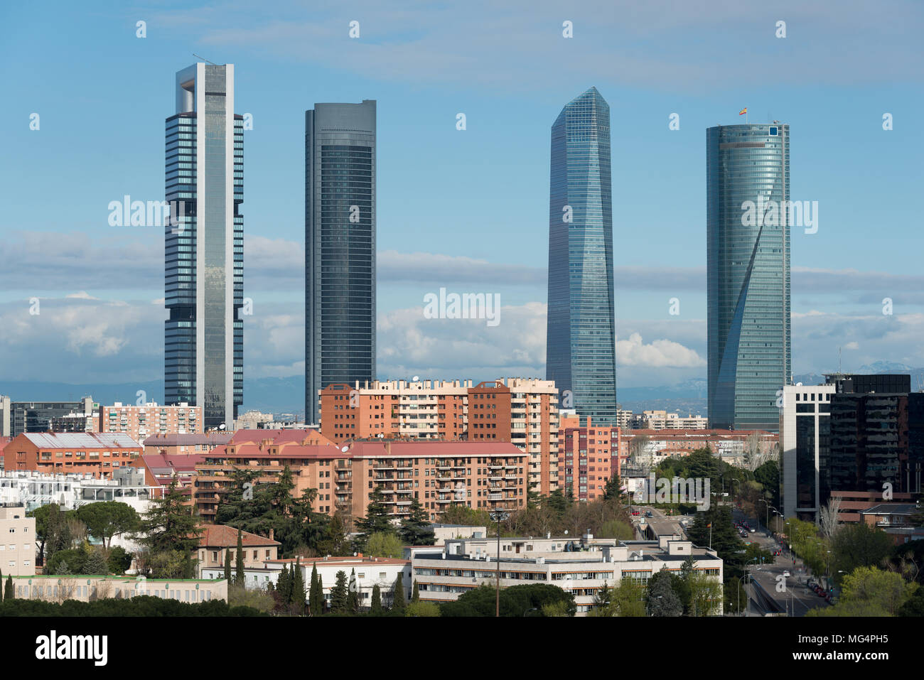 Paesaggio urbano di Madrid di giorno. Paesaggio di Madrid business building a quattro Torre. Alto edificio moderno in un quartiere commerciale area in Spagna. Foto Stock