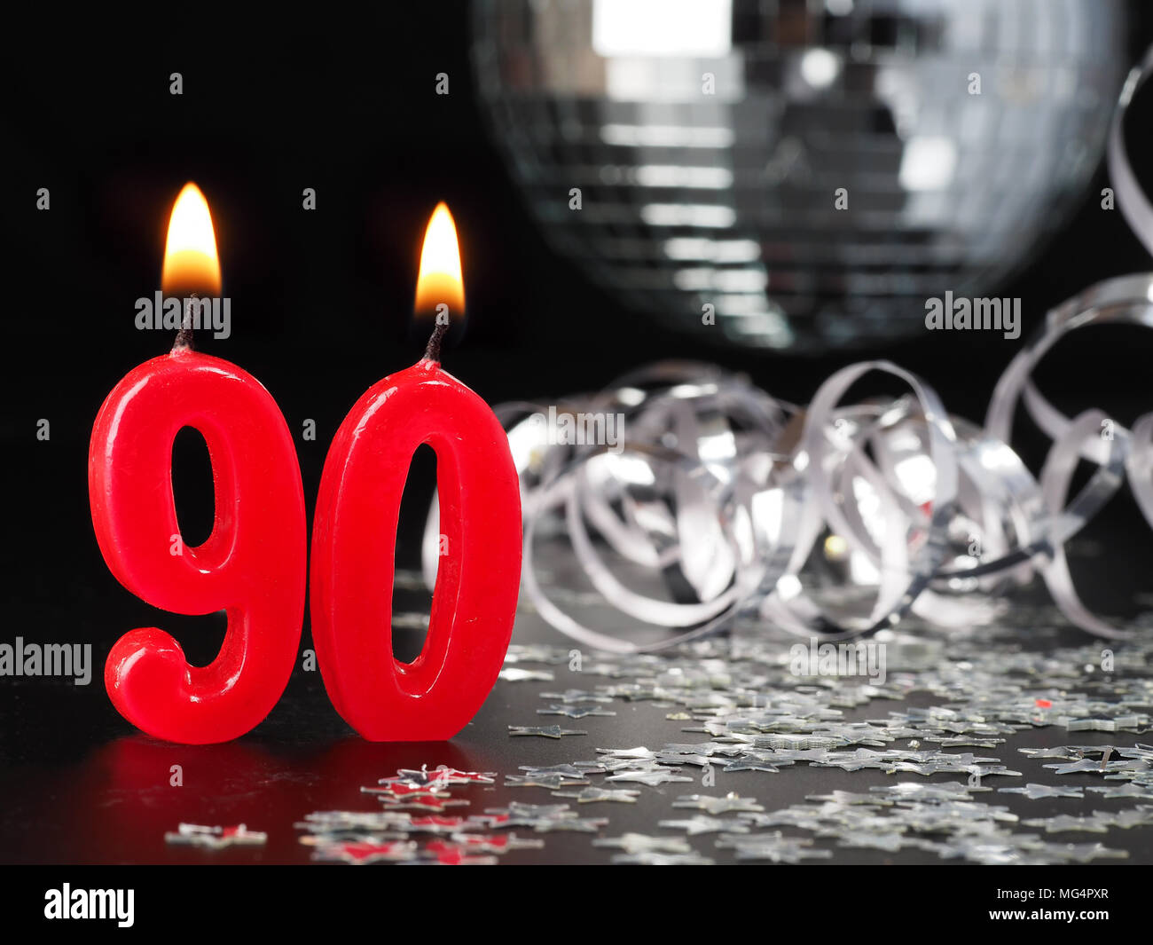 Candele rosse che mostra Nr. 90 Sfondo astratto per il compleanno o anniversario partito. Foto Stock