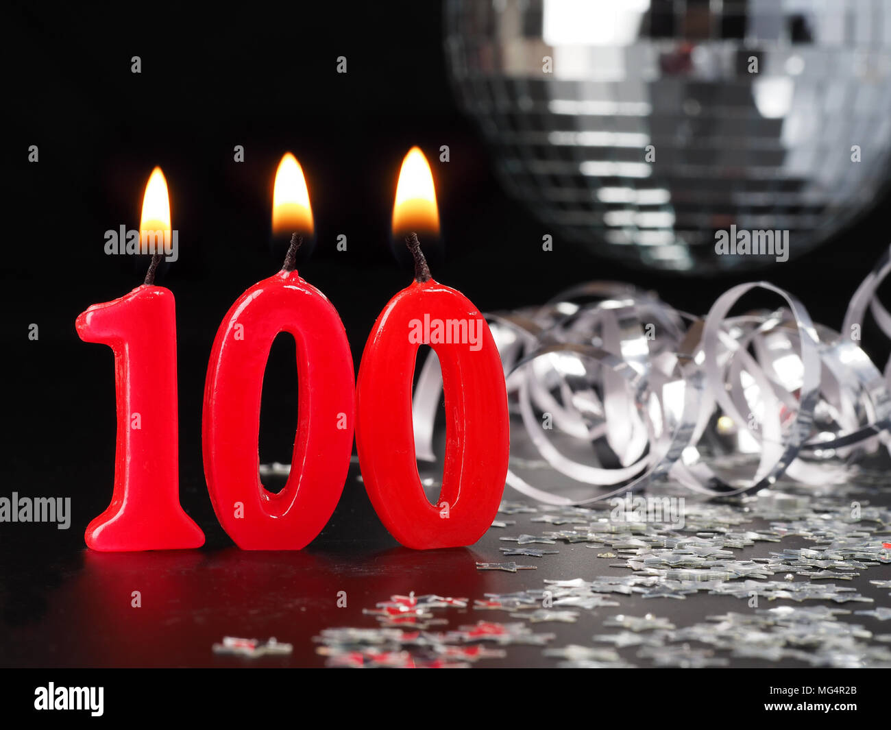 Candele rosse che mostra Nr. 100 Abstract sfondo per il compleanno o anniversario partito. Foto Stock