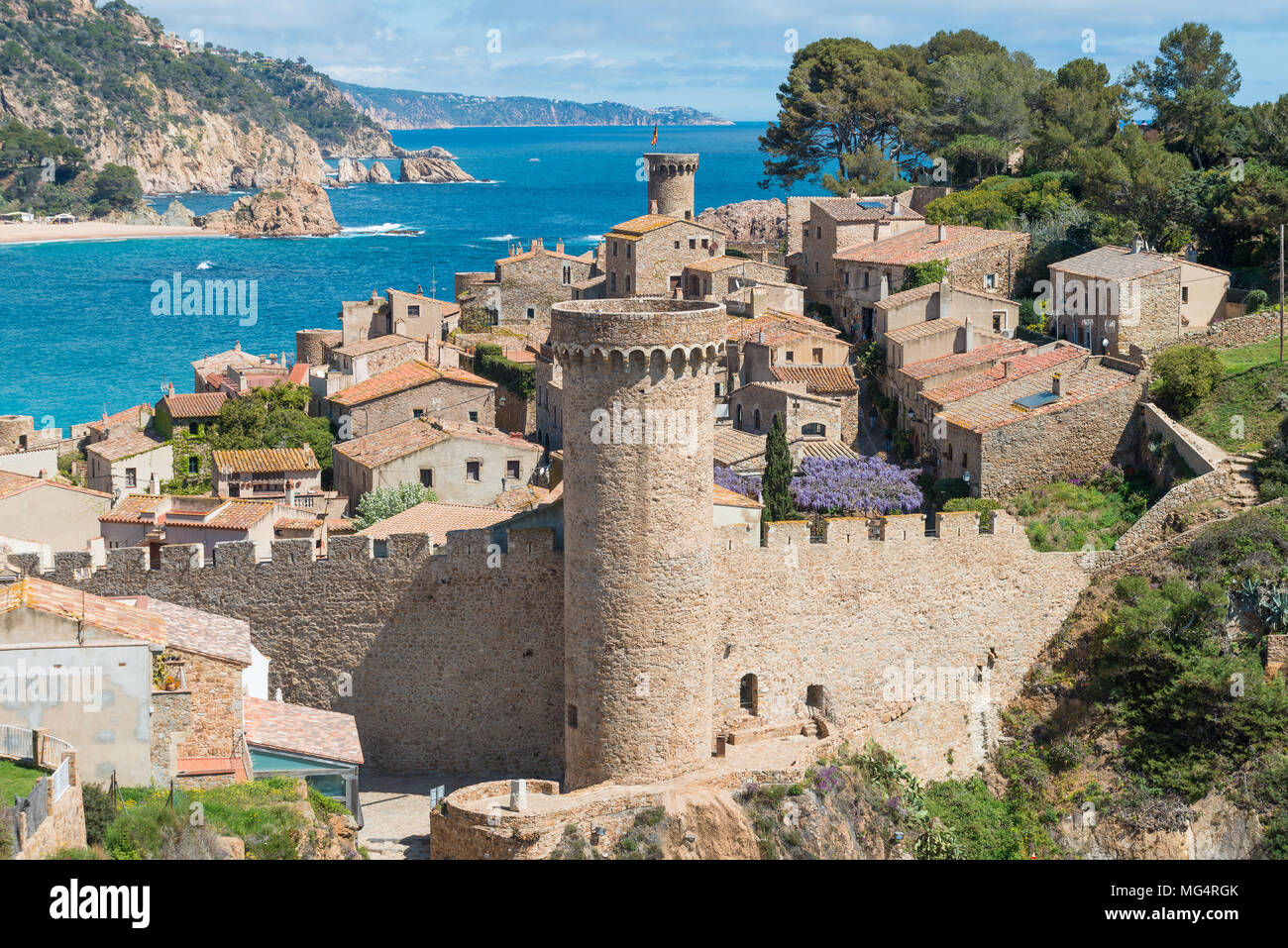 Vista aerea della fortezza Vila Vella e la Badia de Tossa bay in estate a Tossa de Mar in Costa Brava Catalogna Foto Stock