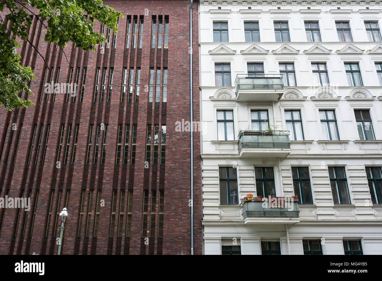 Berlino. Germania. Nei primi anni del XX secolo espressionista in cotto industriale contrasti aginst tipica del tardo XIX secolo blocco residenziale in Richardstraße, Foto Stock