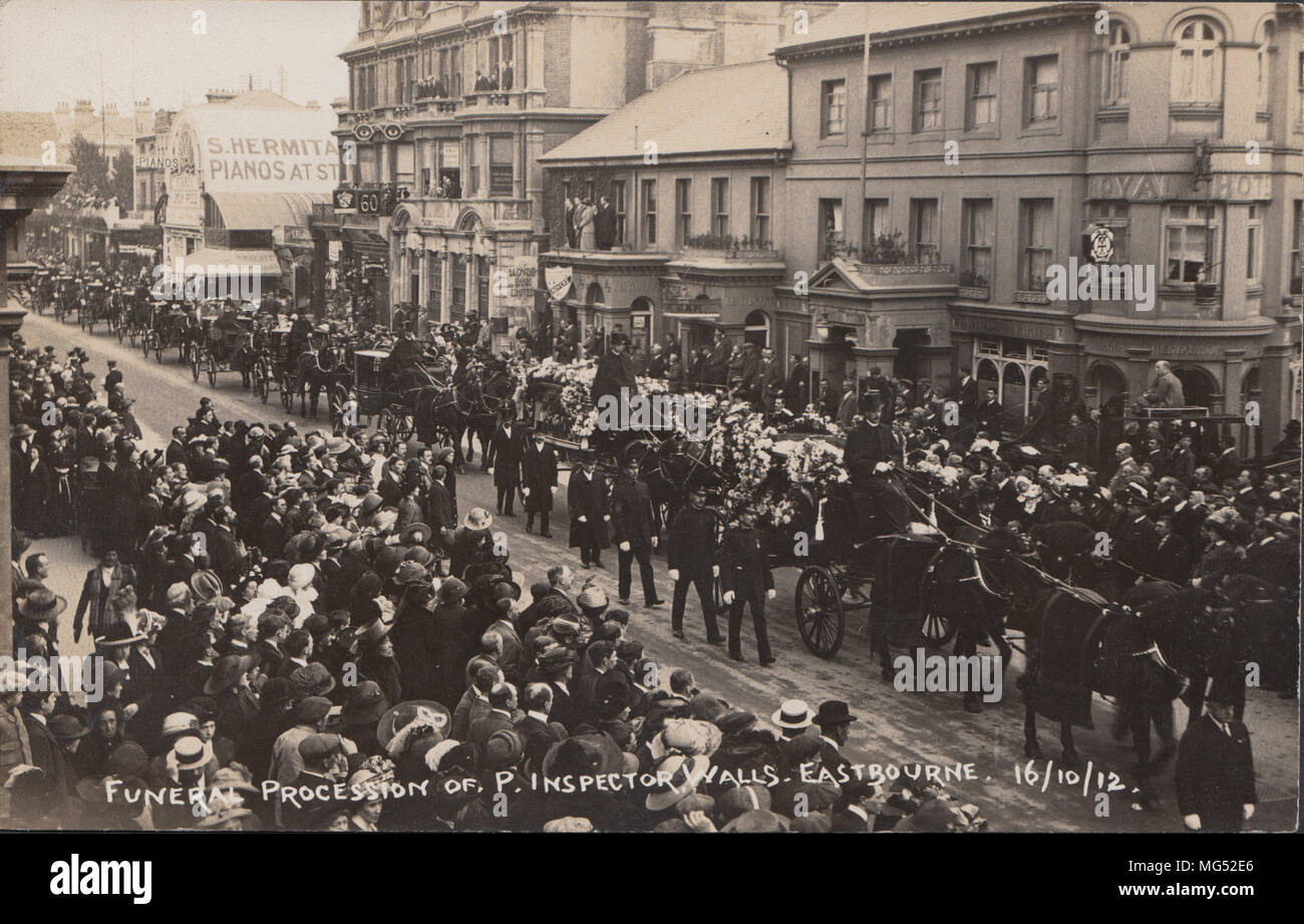 Vera Cartolina fotografica del corteo funebre di ispettore di polizia pareti, Eastbourne, Sussex, 16 Ottobre 1912 Foto Stock