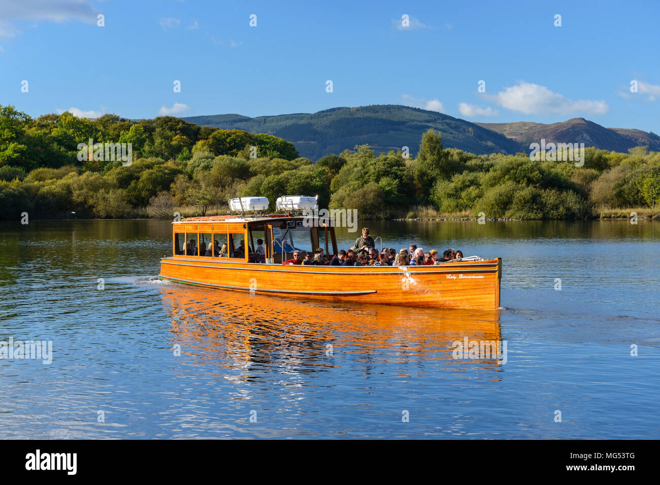 La signora Derwentwater lancia a motore in partenza Keswick imbarcadero sulla Derwent Water nel Parco Nazionale del Distretto dei Laghi, Cumbria, Inghilterra Foto Stock