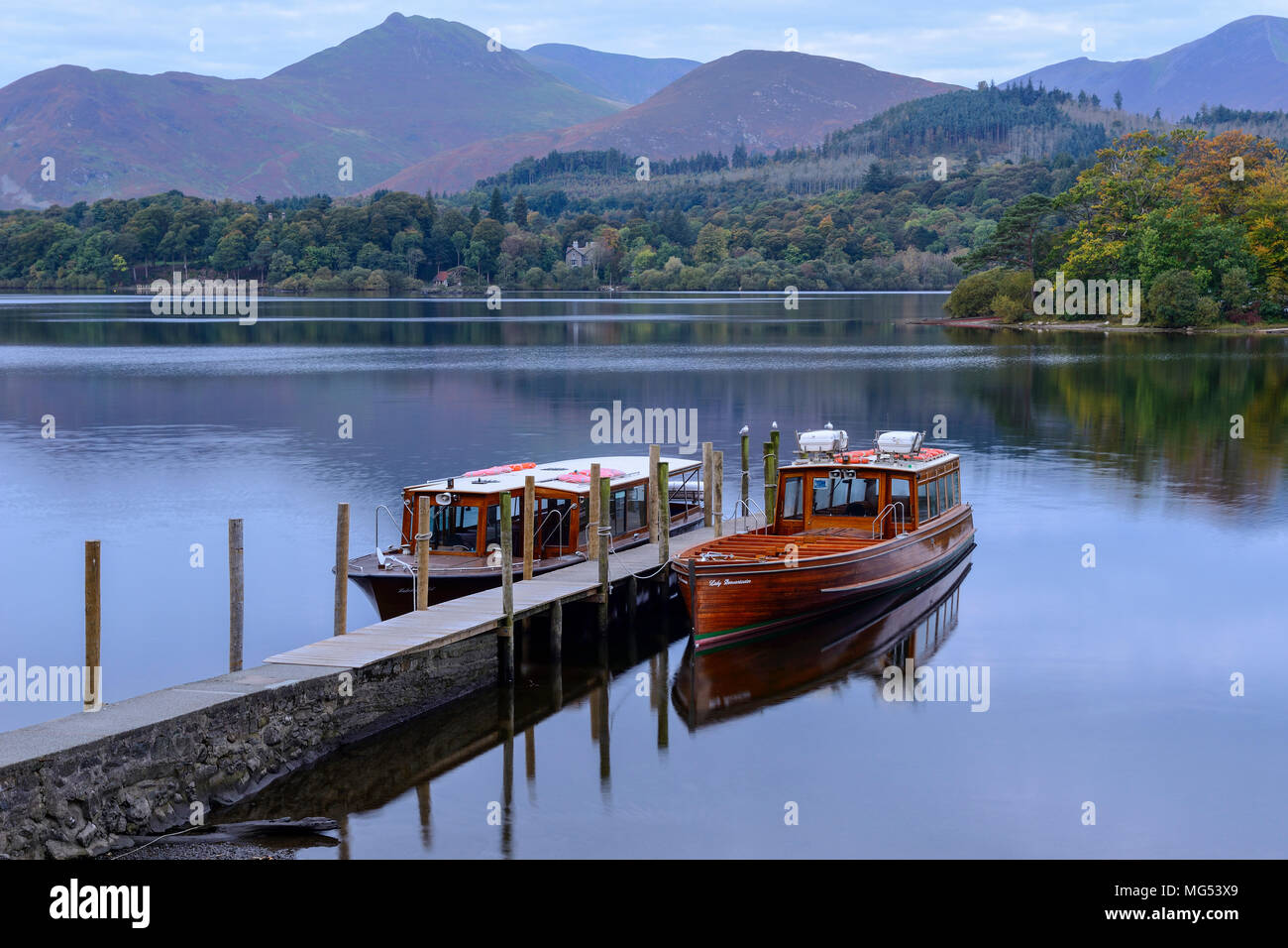 Signora Derwentwater e Princess Margaret Rose incrociatori a Keswick imbarcadero all'alba sulla Derwent Water Parco Nazionale del Distretto dei Laghi, Cumbria, Inghilterra Foto Stock