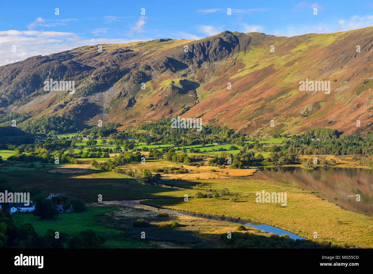 Vista in elevazione guardando verso sud fino al punto in cui il fiume Derwent entra Derwent Water nel Parco nazionale del Lake District in Cumbria, Inghilterra Foto Stock