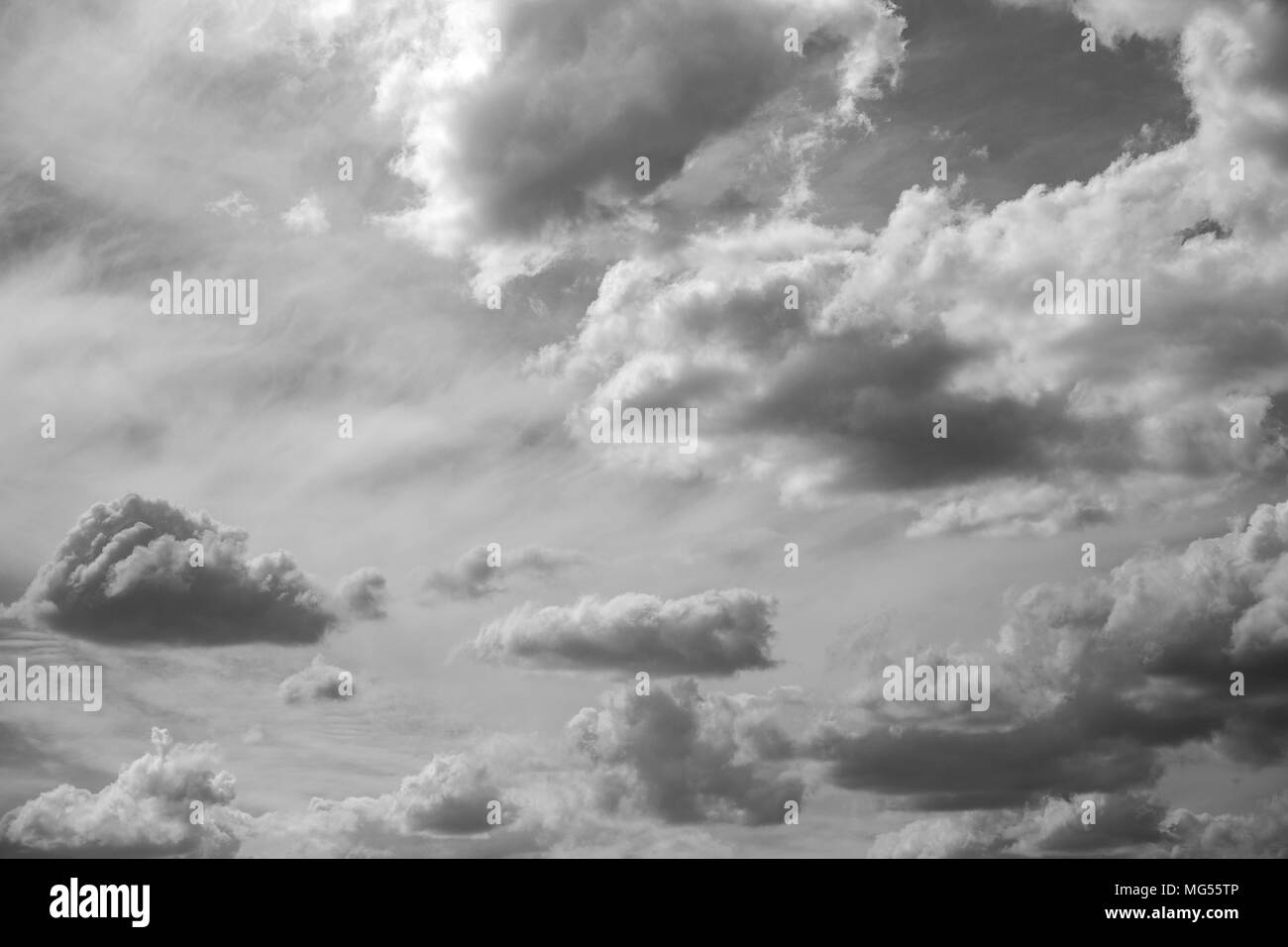 Bellissima scenic immagine in bianco e nero di sole estivo cloudscape. Fotografia orizzontale. Foto Stock