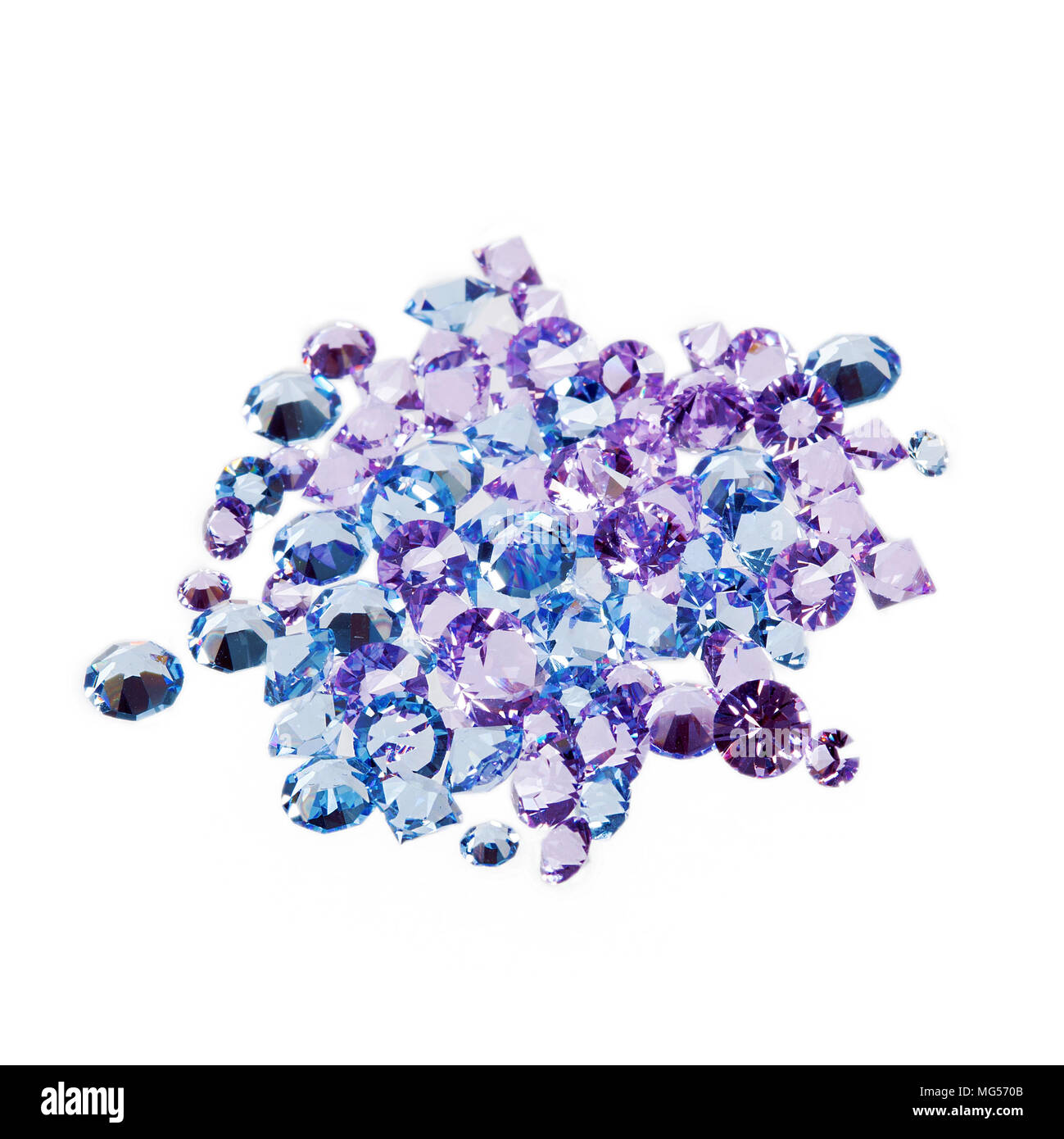 Foto di blu e viola diamanti isolato su bianco. Foto ad alta risoluzione. Foto Stock