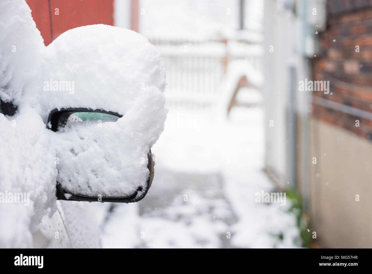 La mattina dopo una bufera di neve fresca neve spessa su un auto in un viale di accesso Foto Stock