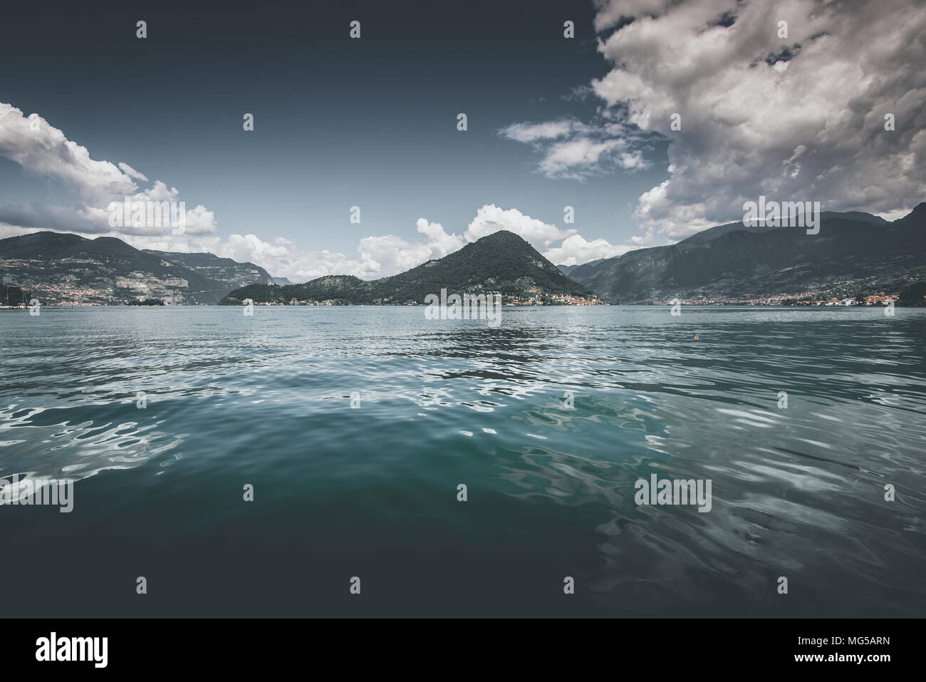 Bellissimo paesaggio del lago - lago d'Iseo Italia molla umore - dissaturato immagine di stile Foto Stock