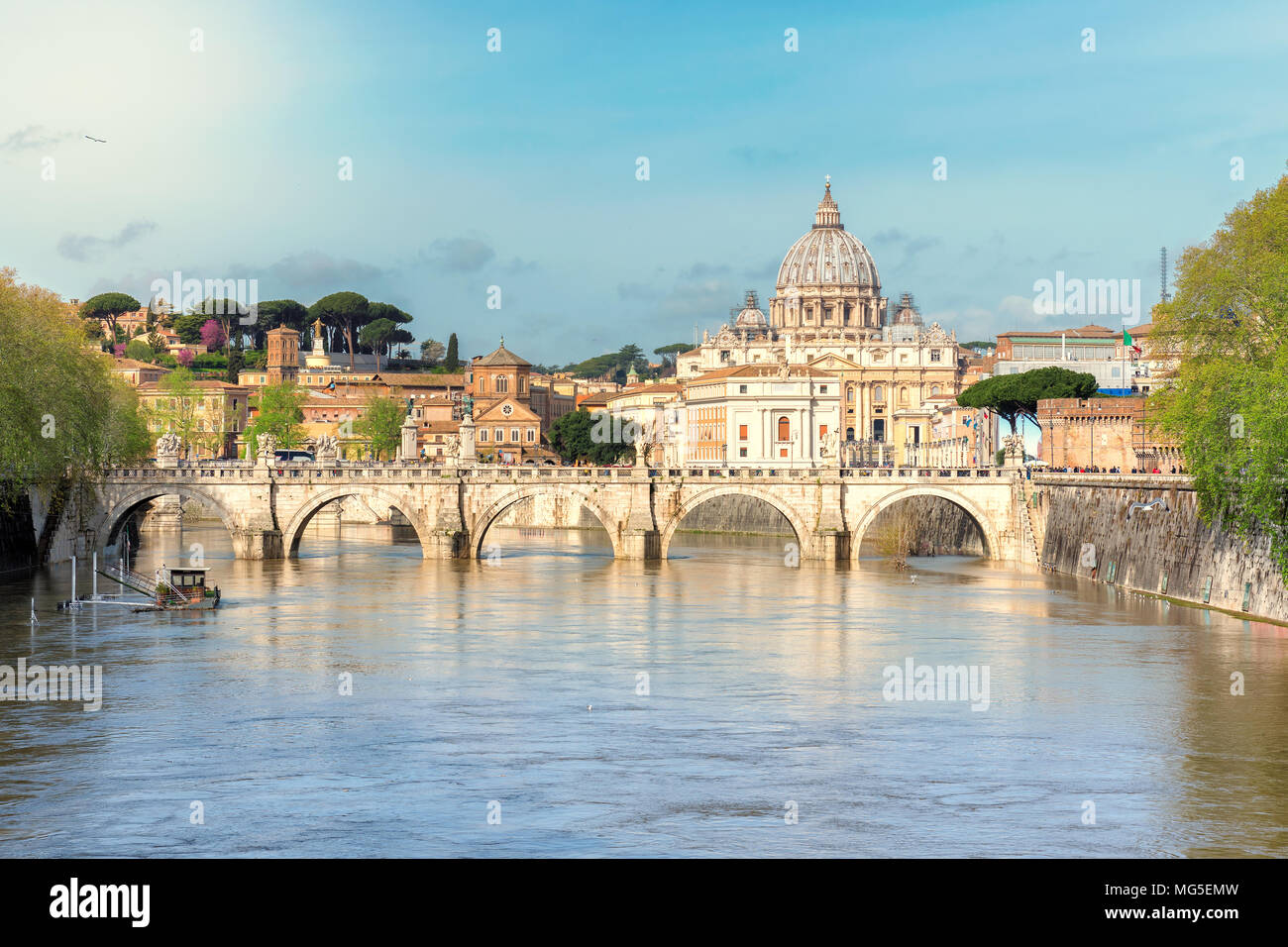 Vista al tramonto presso la cattedrale di San Pietro a Roma, Italia. Foto Stock