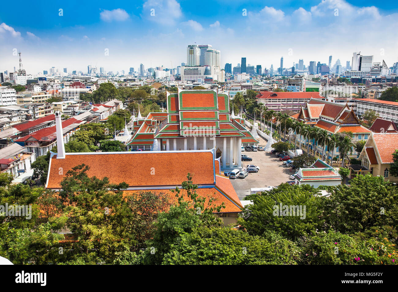 BANGKOK IN THAILANDIA - Gennaio 19, 2016: vista panoramica a edifici di Bangkok e parte di Wat Saket dalla sommità del Monte d'oro a Bangkok il Jan 19, 2016. Foto Stock