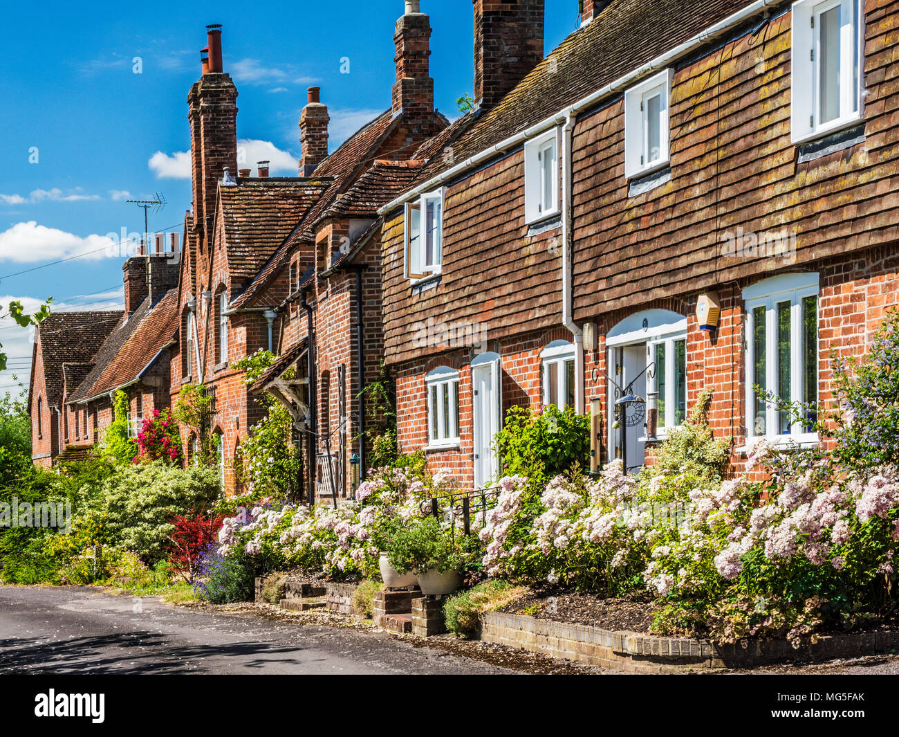 Una fila di belle case nel villaggio di Little Bedwyn nel Wiltshire. Foto Stock