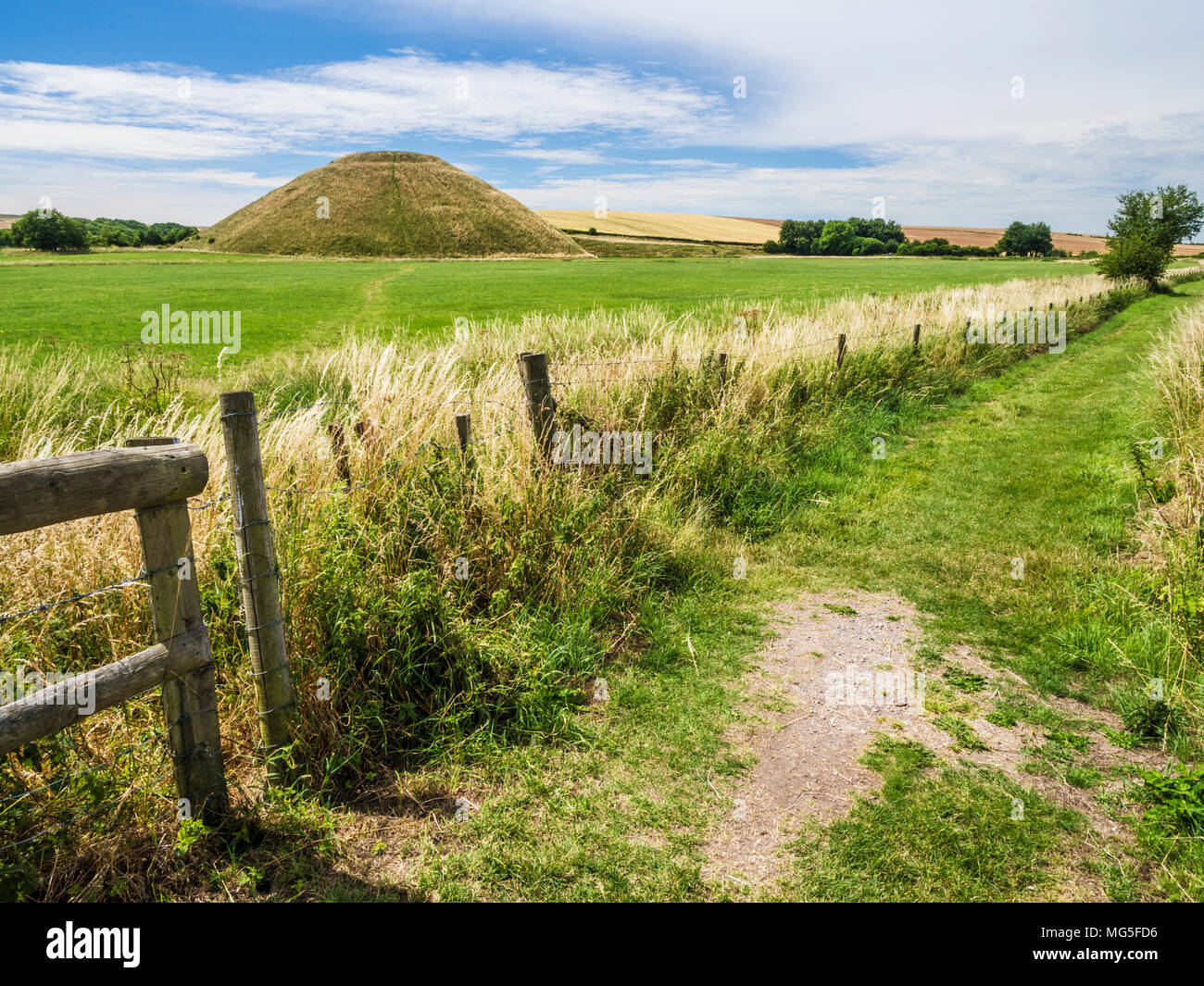 Una soleggiata giornata estiva a Silbury Hill nel Wiltshire. Foto Stock
