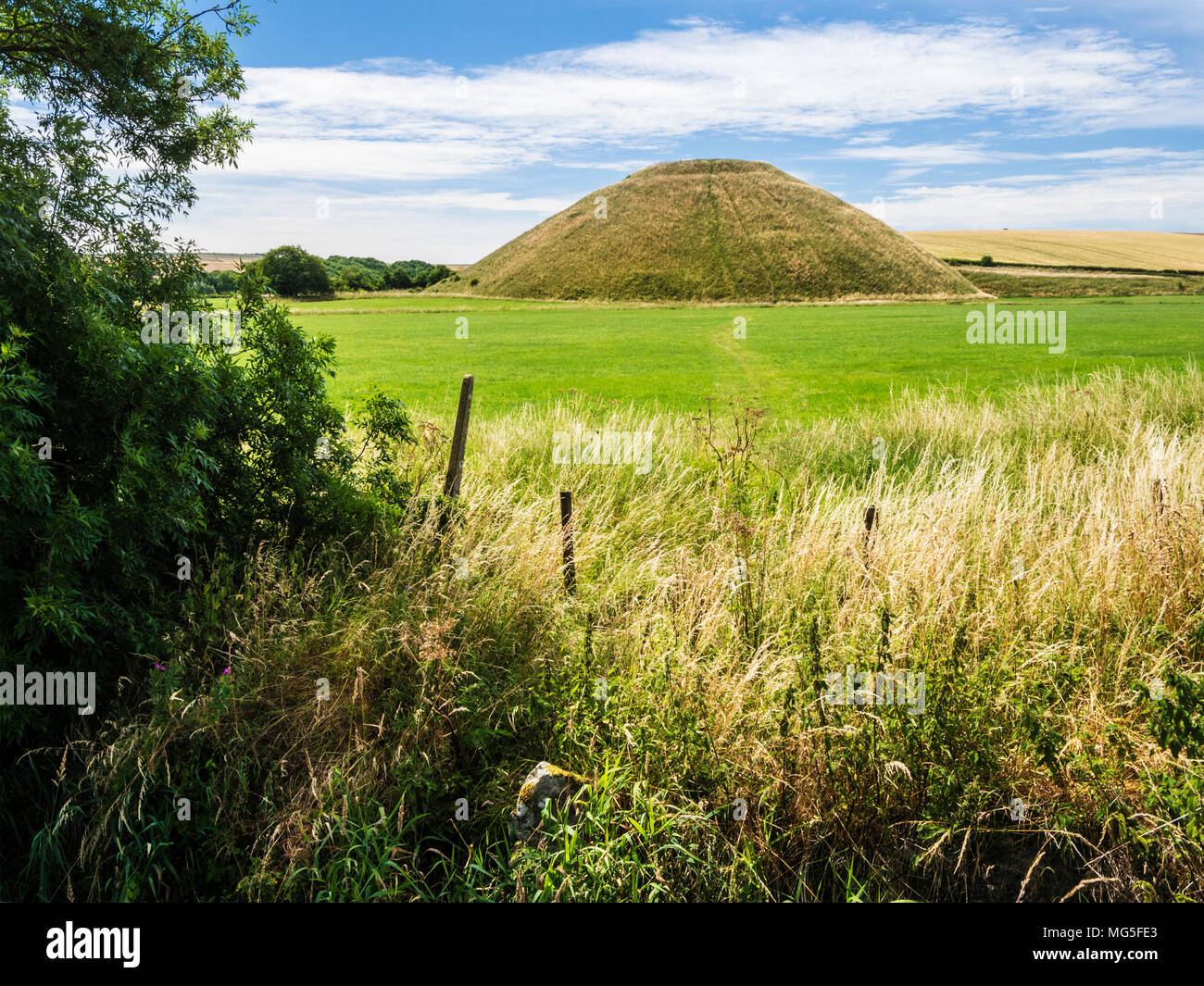 Una soleggiata giornata estiva a Silbury Hill nel Wiltshire. Foto Stock