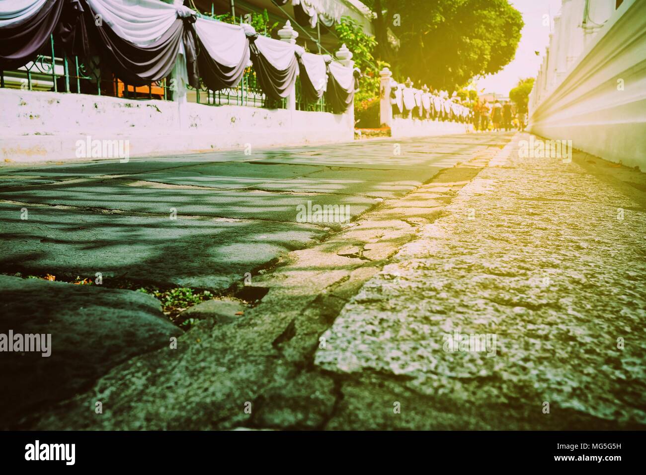 Vista inferiore del percorso con perdita di luce sullo sfondo. Foto Stock