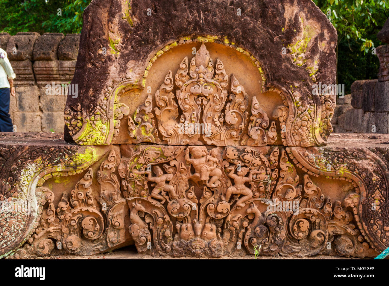 Al Causeway dell'involucro esterno della Cambogia il Banteay Srei (Cittadella delle donne) tempio sorge questo intricato bassorilievo. Foto Stock