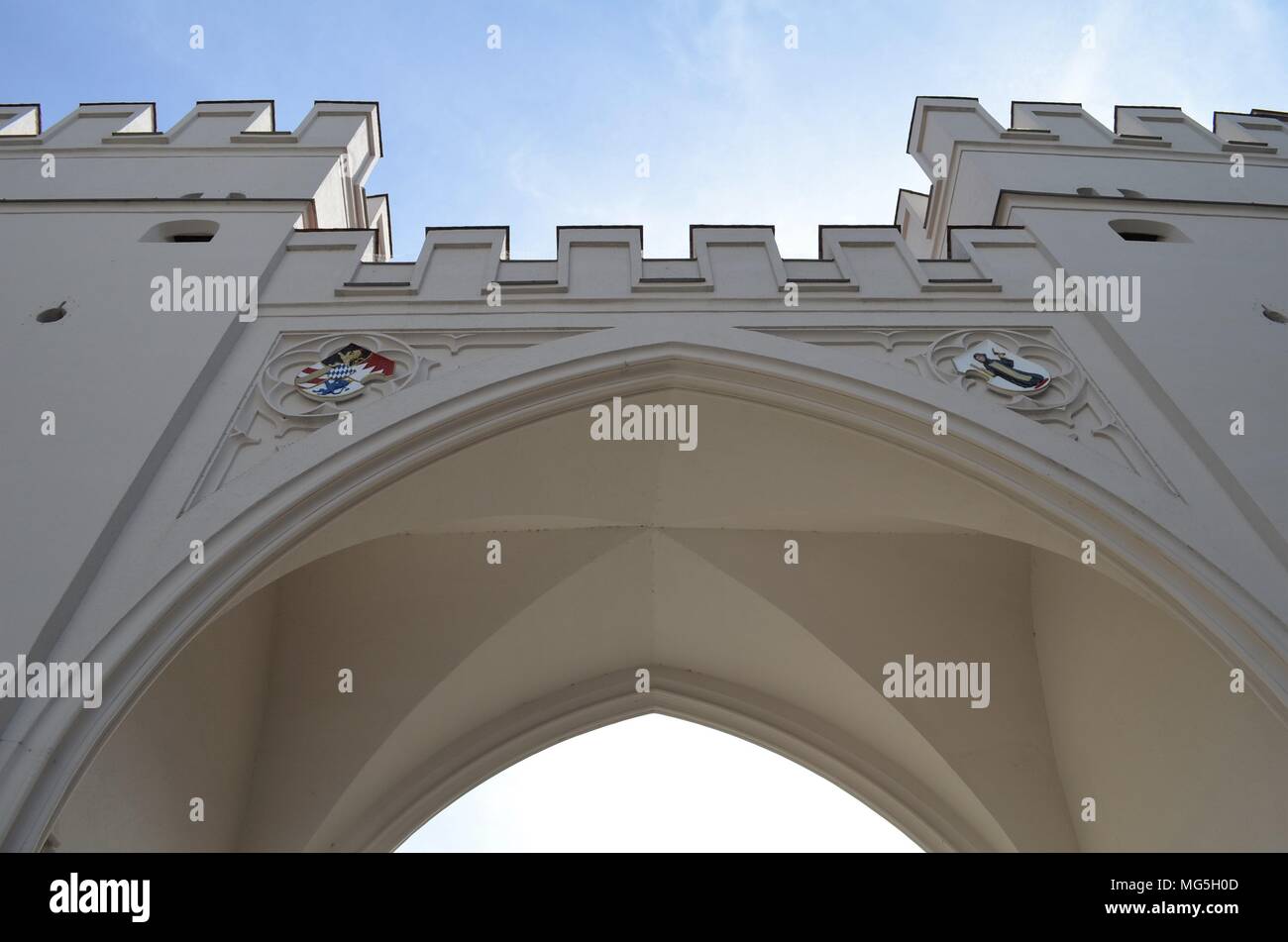 L'arco al centro di Karlstor a Karlsplatz a Monaco di Baviera in Germania durante una giornata di sole in primavera Foto Stock