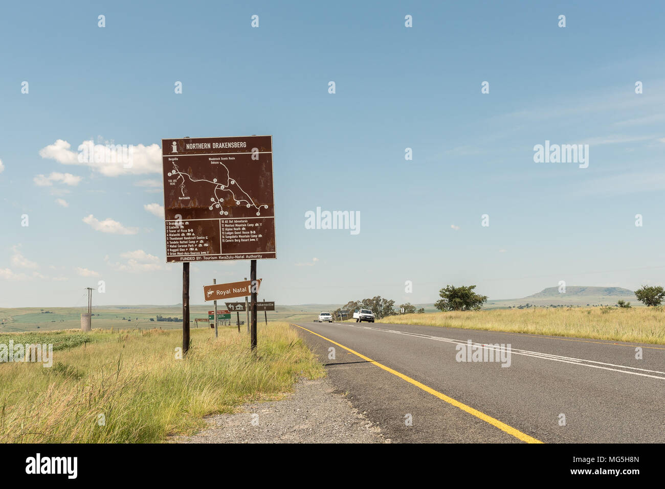 OLIVIERSHOEK PASS, SUD AFRICA - 14 Marzo 2018: una scheda di informazione e segnaletica direzionale sulla R74-strada sotto il Oliviershoek Pass in Kwazulu-Na Foto Stock