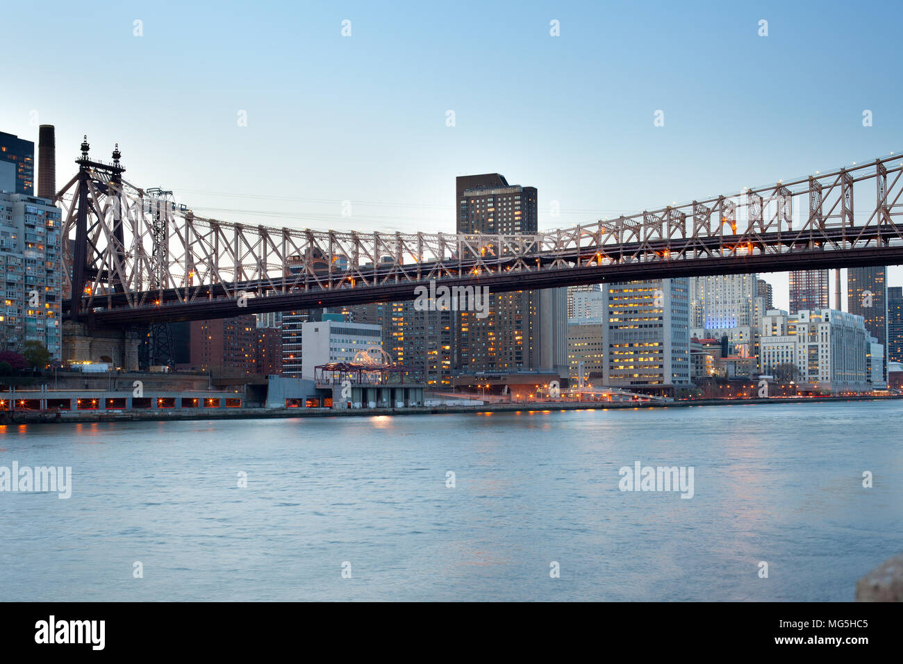Il Queensboro Bridge oltre l'East River e Upper East Side di Manhattan, New York City, NY, STATI UNITI D'AMERICA Foto Stock