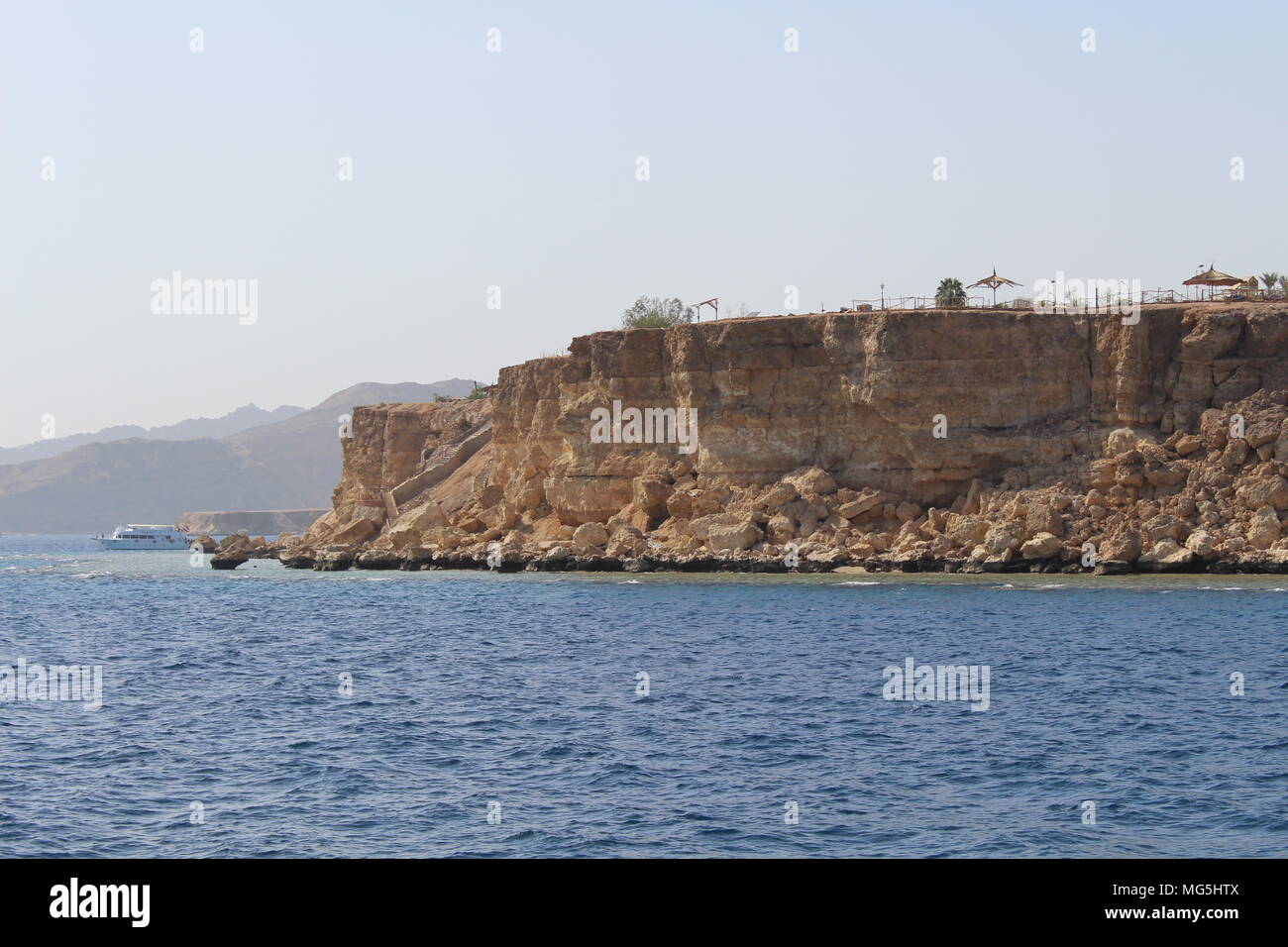 Bellissimo paesaggio con barche e mare rosso Foto Stock