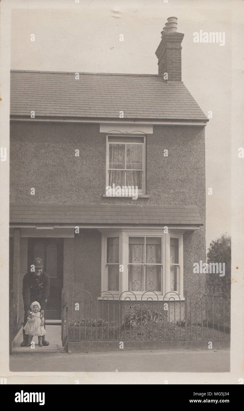 Vera Cartolina fotografica di Maria di Higgs di età compresa tra i 13 mesi con suo padre poliziotto. Cartolina membri Station Road, Winslow, Buckinghamshire, Inghilterra Foto Stock
