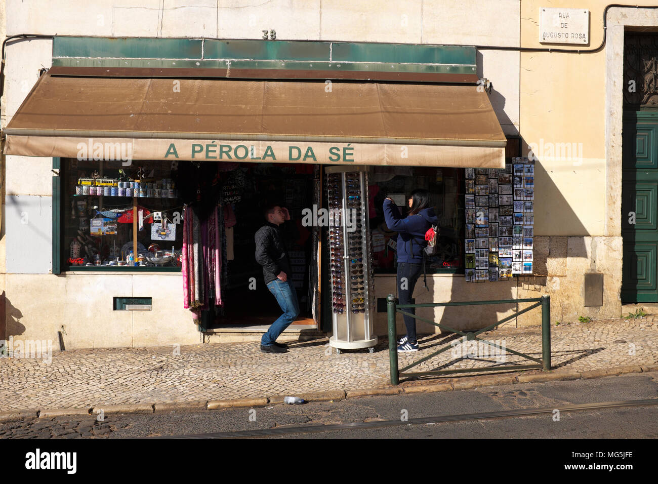 Una strada nel distretto di Castelo, Lisbona, Portogallo Foto Stock