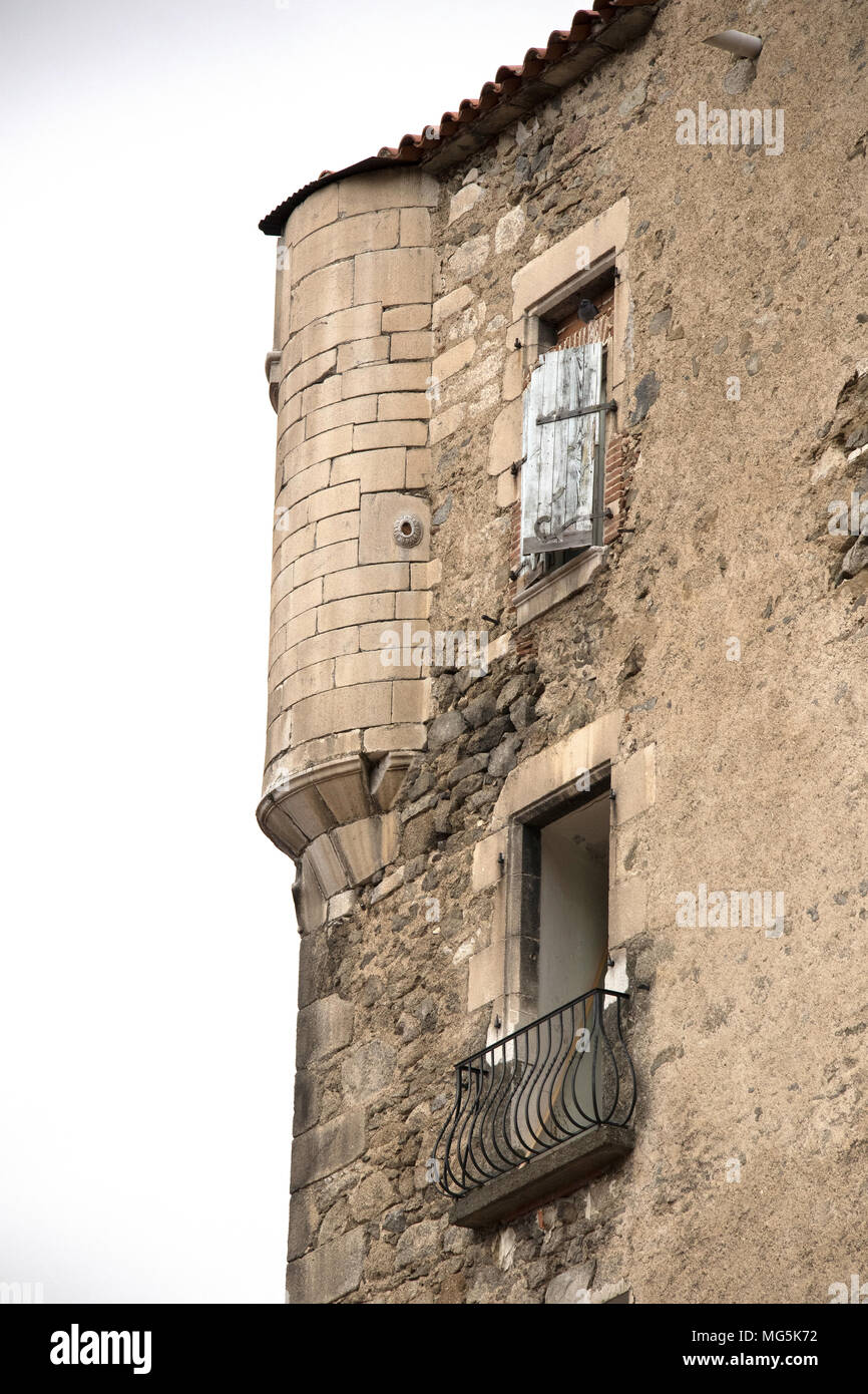 Angolo di un edificio medievale con riparazioni in Mosset, un piccolo villaggio di alta su una collina nel dipartimento Pyrénées-Orientales nel sud della Francia. Foto Stock