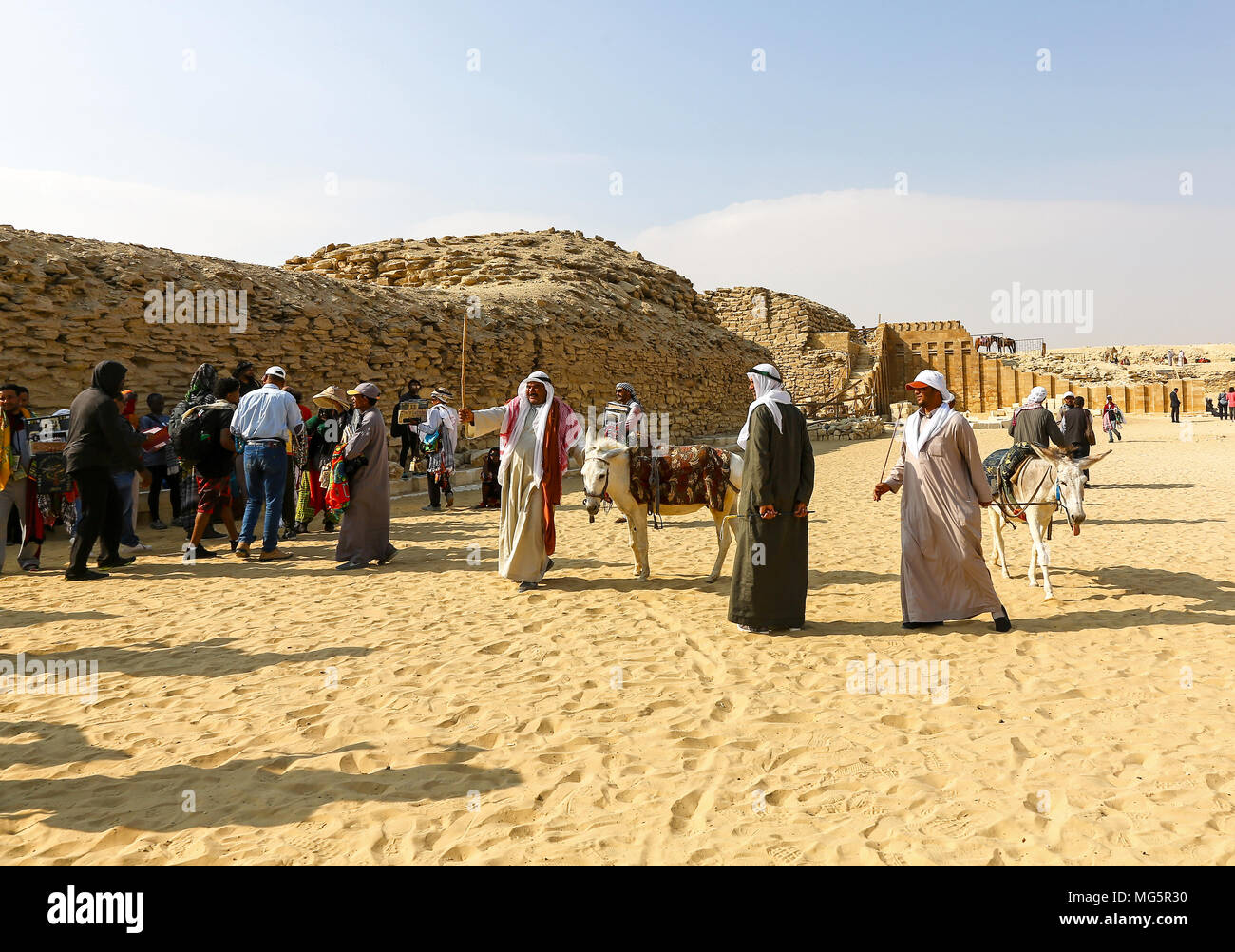 Turisti e venditori di souvenir presso Saqqara, un antico terreno di sepoltura era la necropoli dell'antica capitale egiziana, Memphis, presso Saqqara, Egitto Foto Stock
