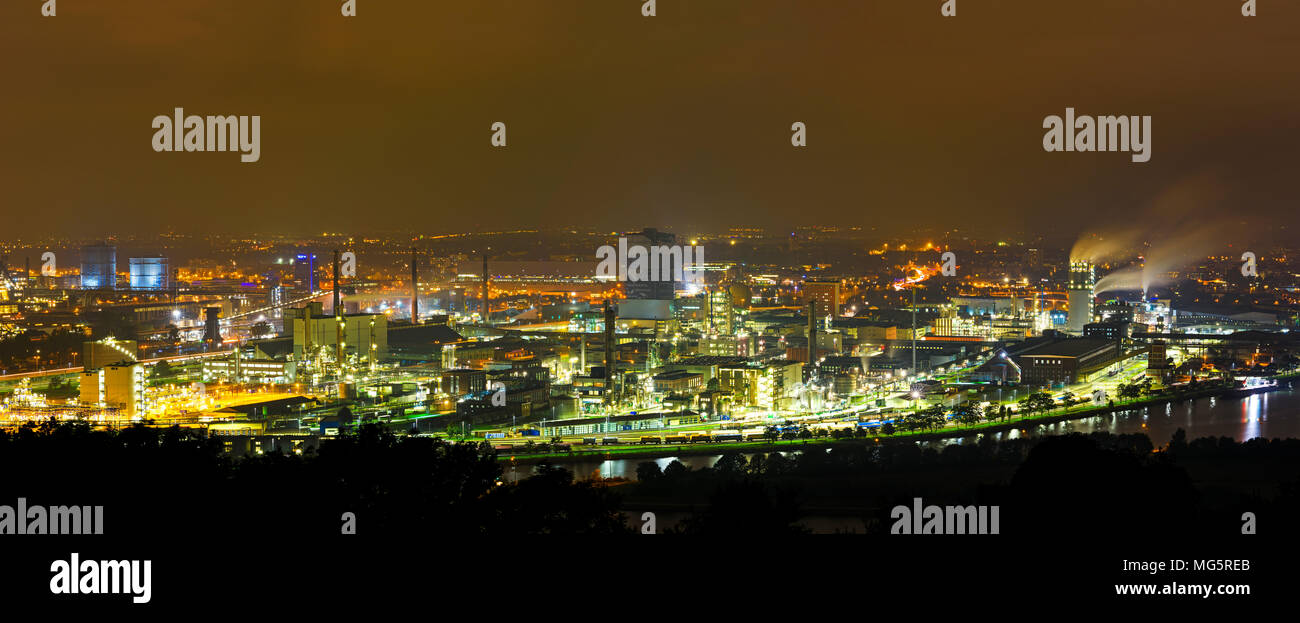 Veduta sul Danubio a Linz parco chimico di notte. Linz, Austria Foto Stock