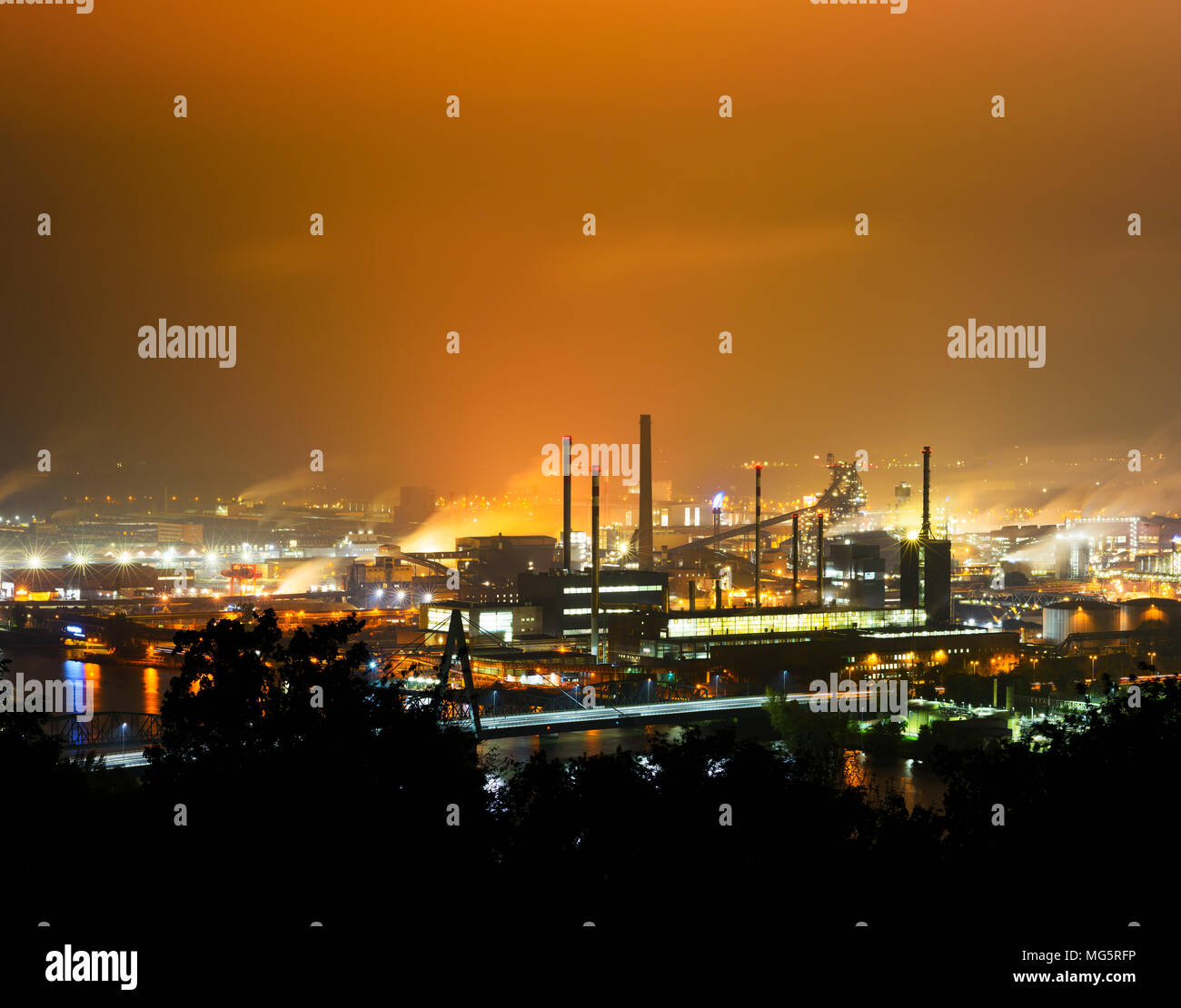 Impianto siderurgico di notte. Stahlwerk an der Donau bei Nacht. Linz, Austria Foto Stock