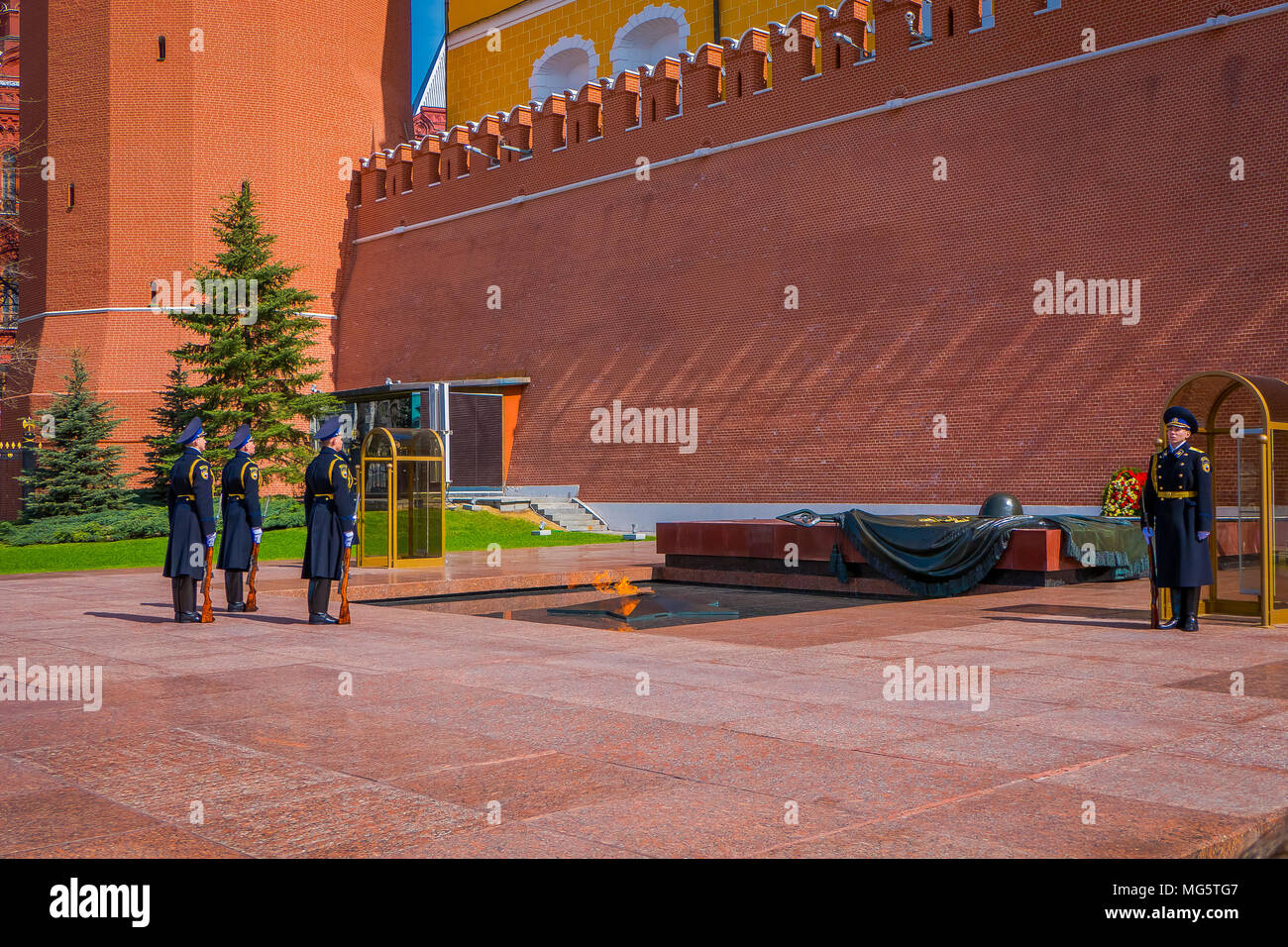 Mosca, Russia- aprile, 24, 2018: soldati del reggimento del Cremlino stanno cambiando la guardia vicino alla tomba del Milite Ignoto Foto Stock