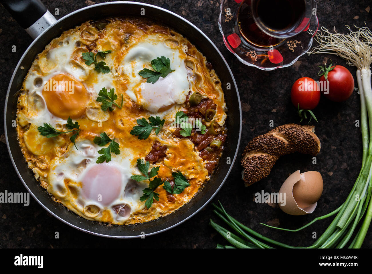 Menemen è un tradizionale bagno turco piatto che comprende uova, pomodoro, peperoni verdi, e spezie come il pepe nero macinato, paprika, sale e Foto Stock