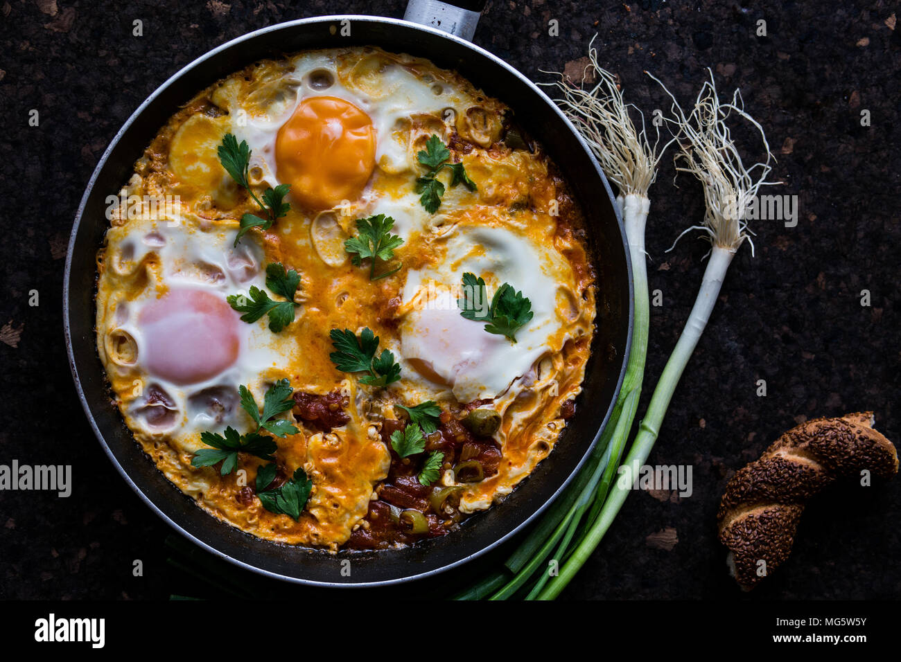 Menemen è un tradizionale bagno turco piatto che comprende uova, pomodoro, peperoni verdi, e spezie come il pepe nero macinato, paprika, sale e Foto Stock