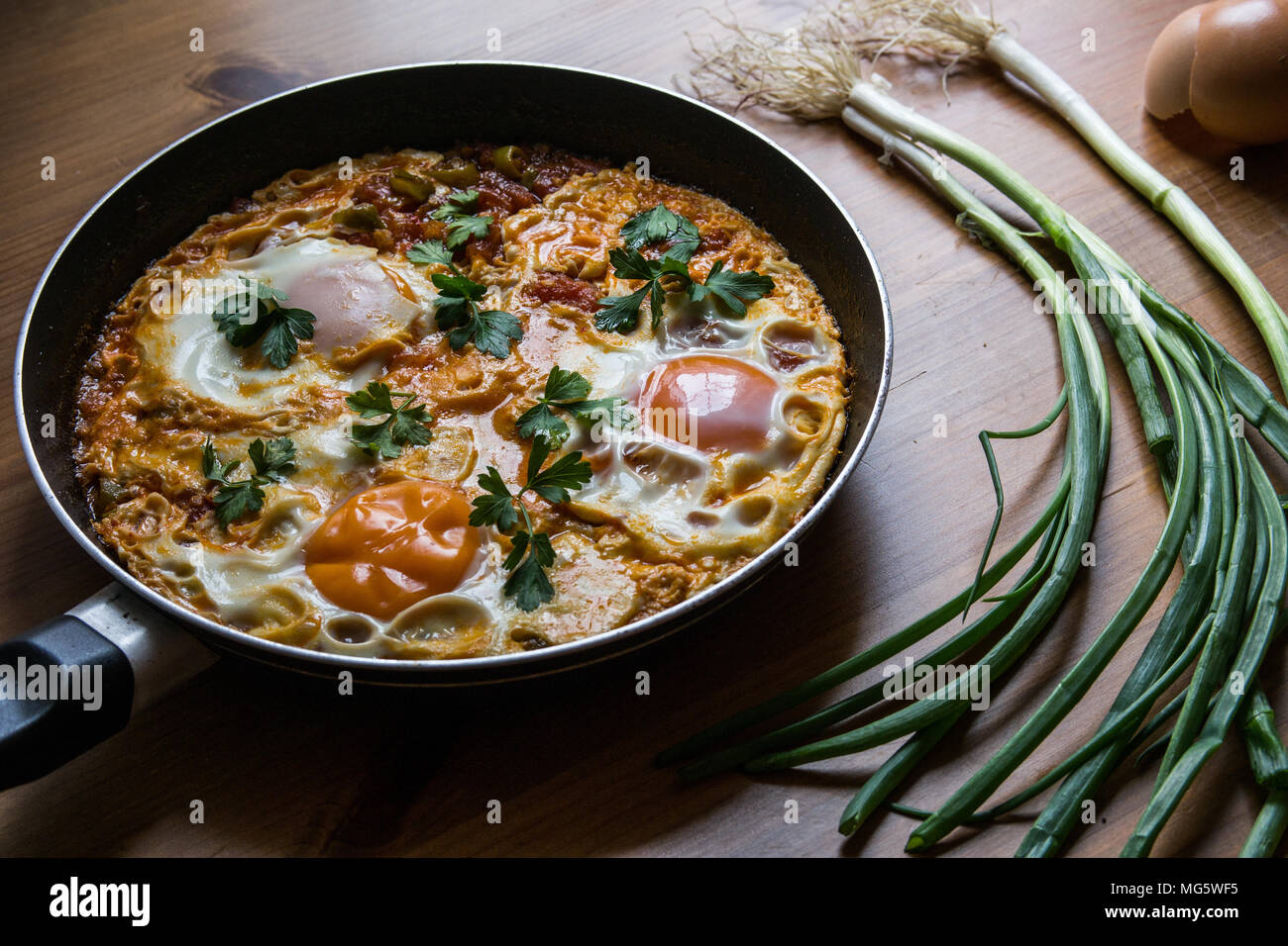 Menemen è un tradizionale bagno turco piatto che comprende uova, pomodoro, peperoni verdi, e spezie come il pepe nero macinato, paprika, sale e Foto Stock