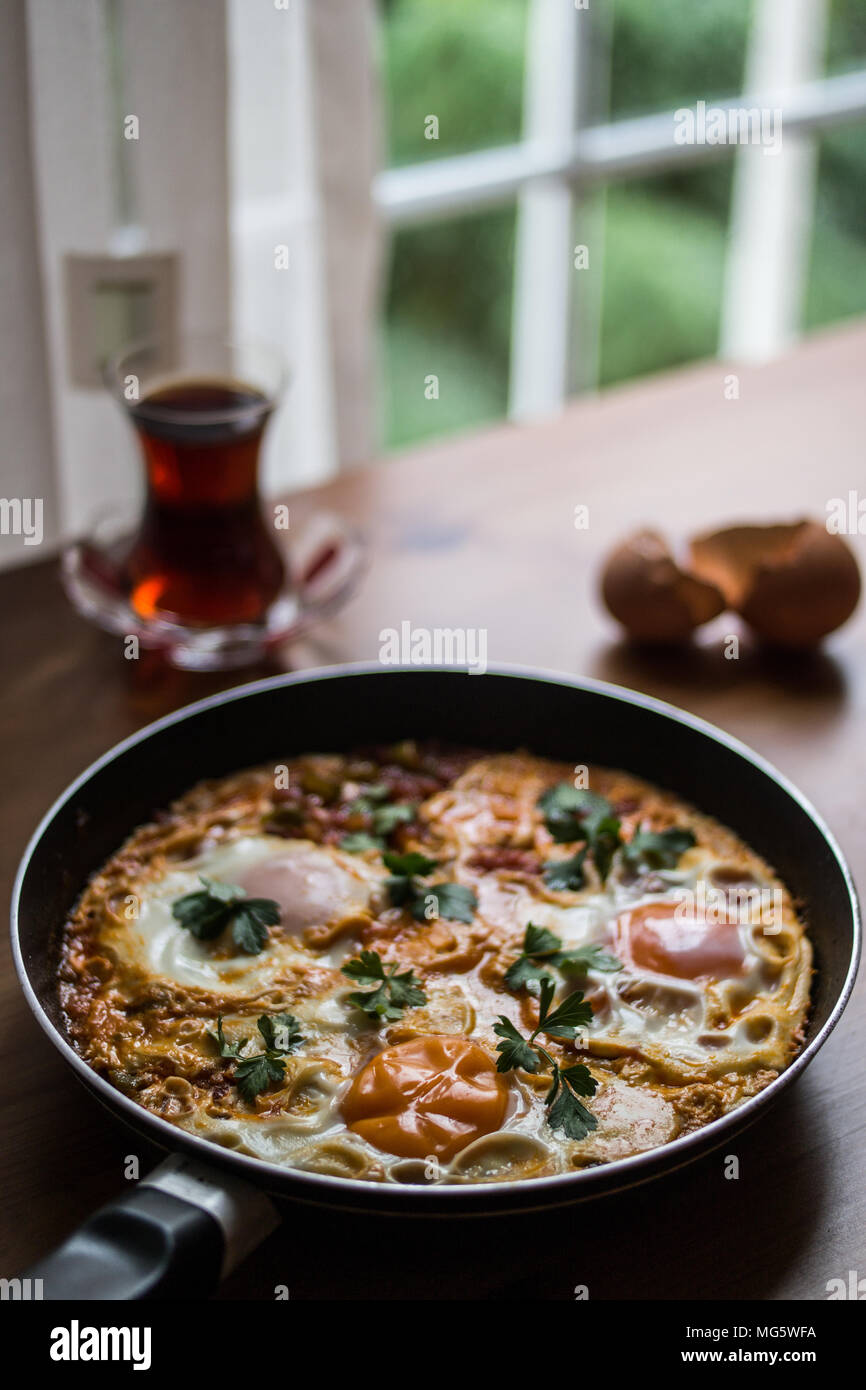Menemen è un tradizionale bagno turco piatto che comprende uova, pomodoro, peperoni verdi, e spezie come il pepe nero macinato, paprika, sale e Foto Stock