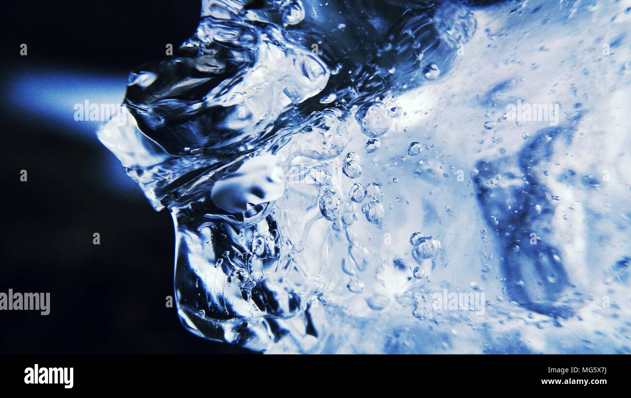 Blocco di ghiaccio congelato su un inverno giornata di sole Foto Stock