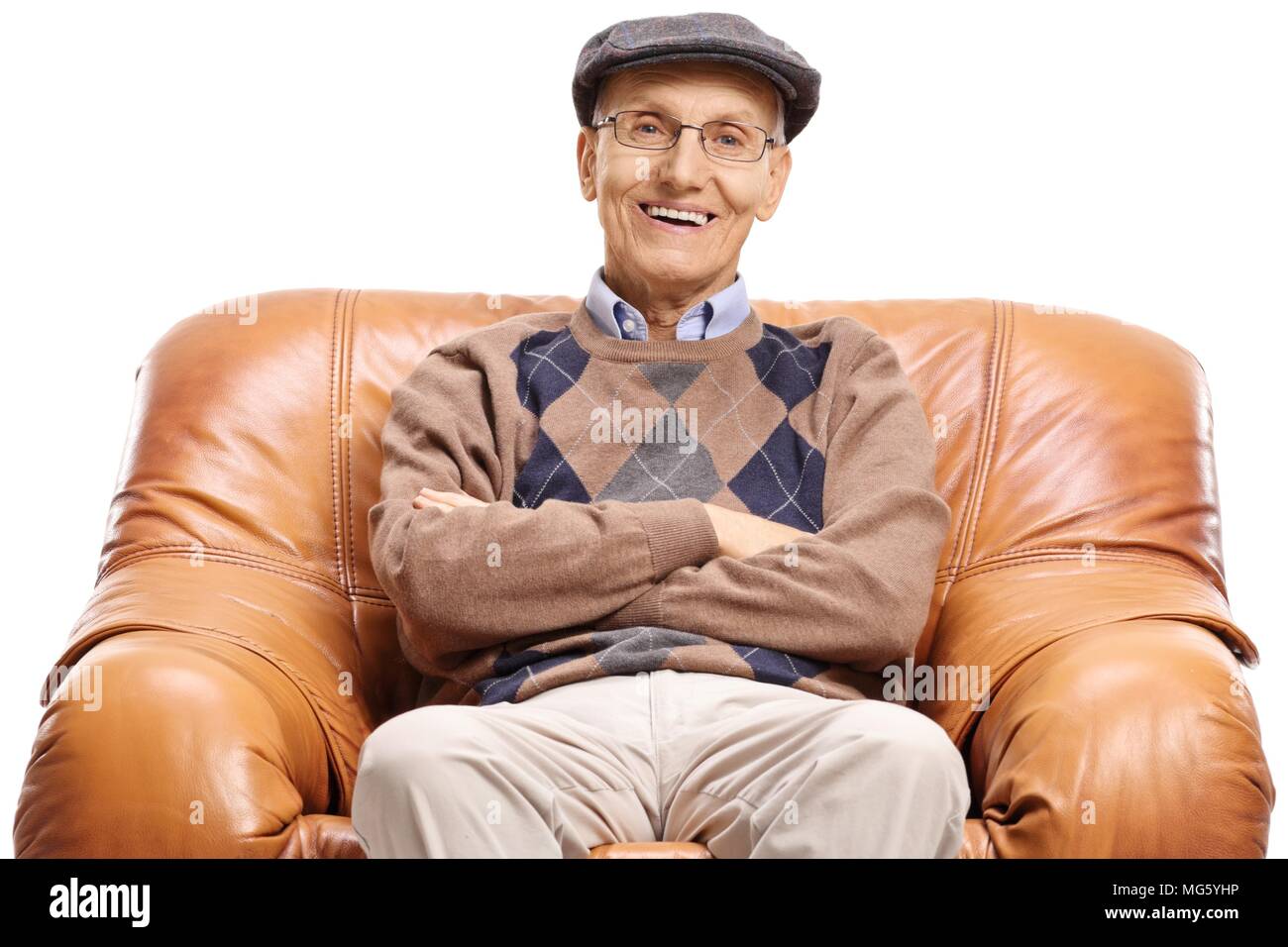 Senior seduti in una poltrona in pelle sorridente isolati su sfondo bianco Foto Stock